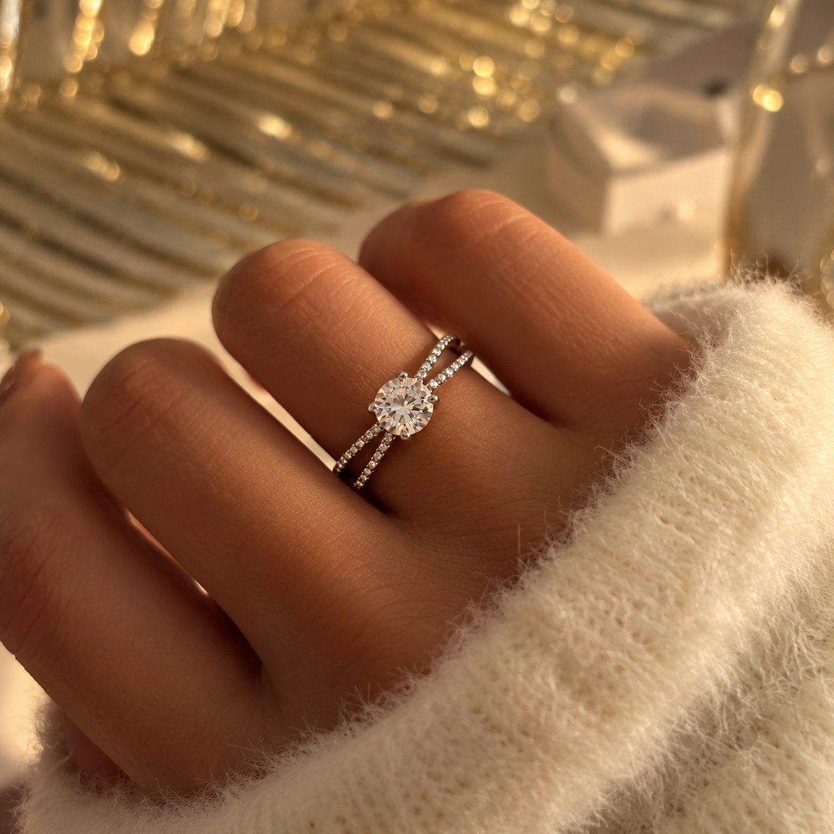 Bague solitaire argentée à pierre ronde transparente et deux rangs de petites pierres scintillantes