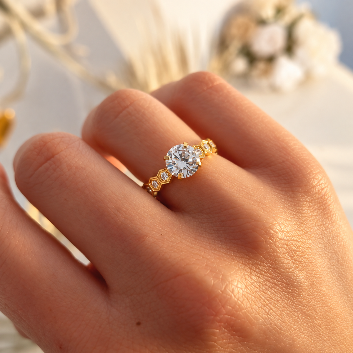 Bague solitaire dorée à pierre ronde transparente et petits motifs hexagonaux scintillants sur l’anneau