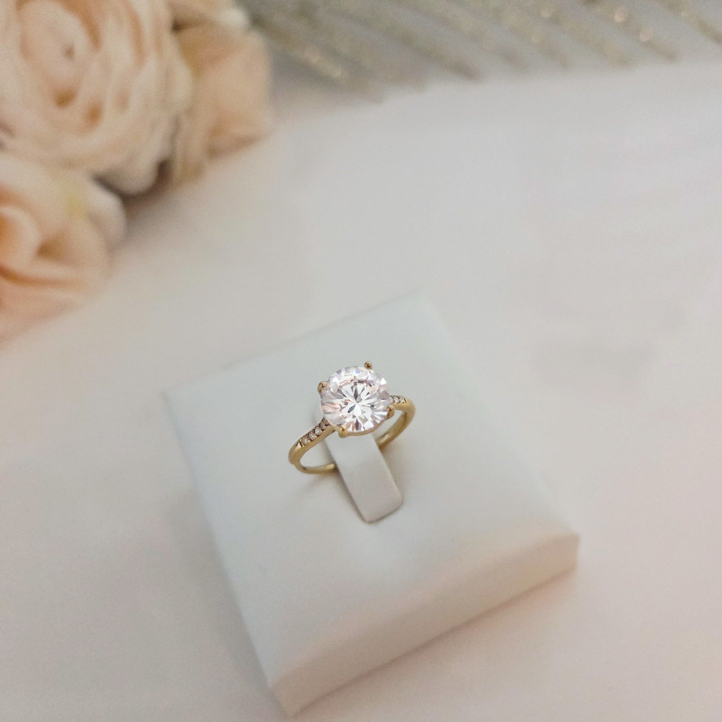 Bague solitaire dorée – Pierre ronde éclatante