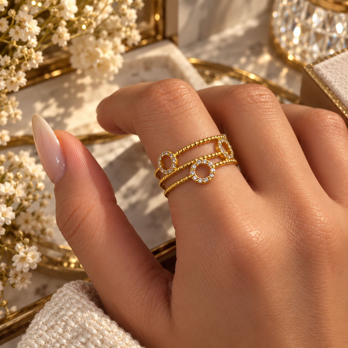 Bague dorée triple rang avec cercles sertis de cristaux
