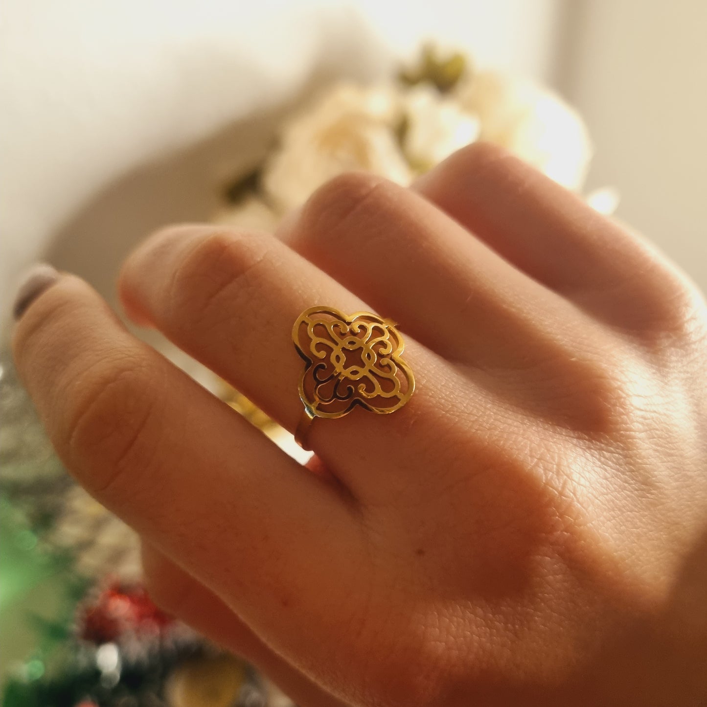 Bague Yasmina en acier inoxydable doré, trèfle à 4 feuilles style oriental, taille réglable.
