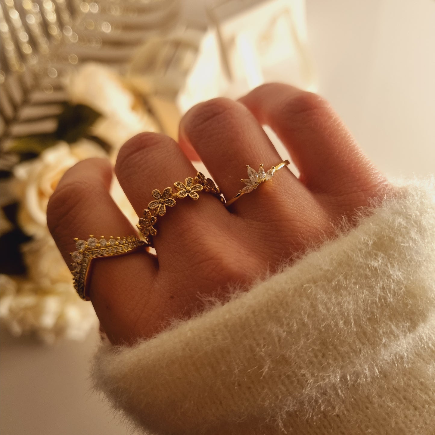 Gros plan sur les détails floraux de la bague Eryanne