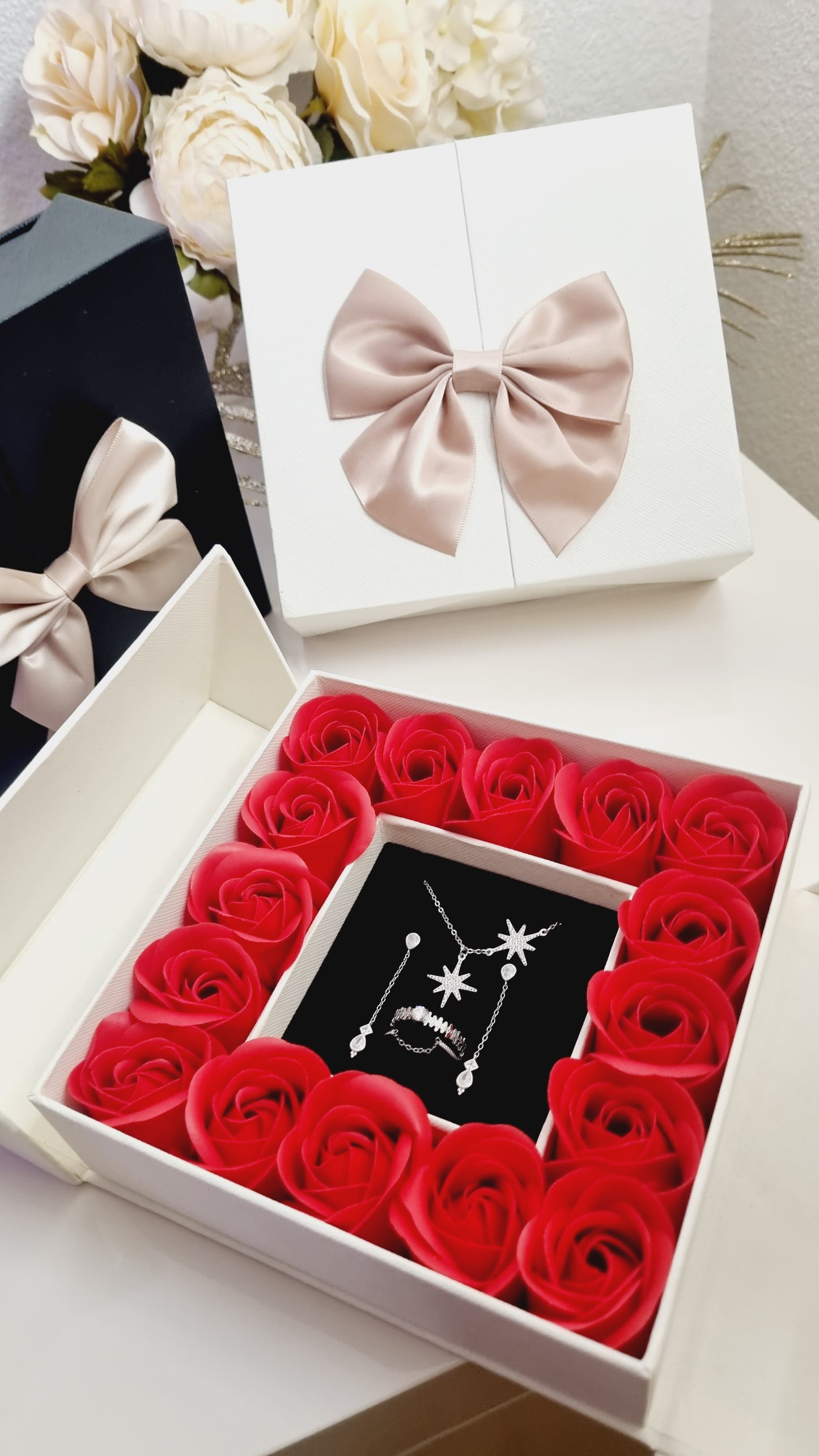 Coffret cadeau Cléor avec bijoux argentés et roses rouges
