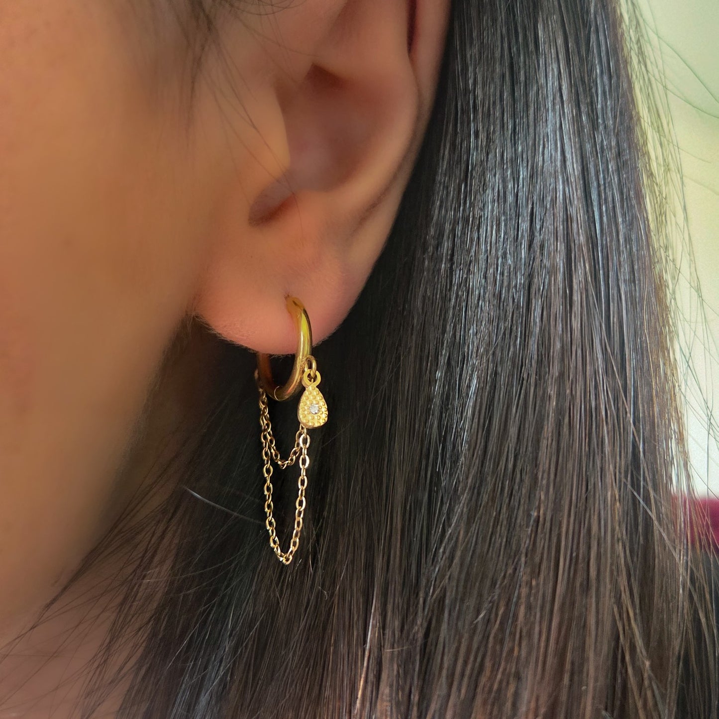 Boucles d’oreilles créoles chaîne goutte portées