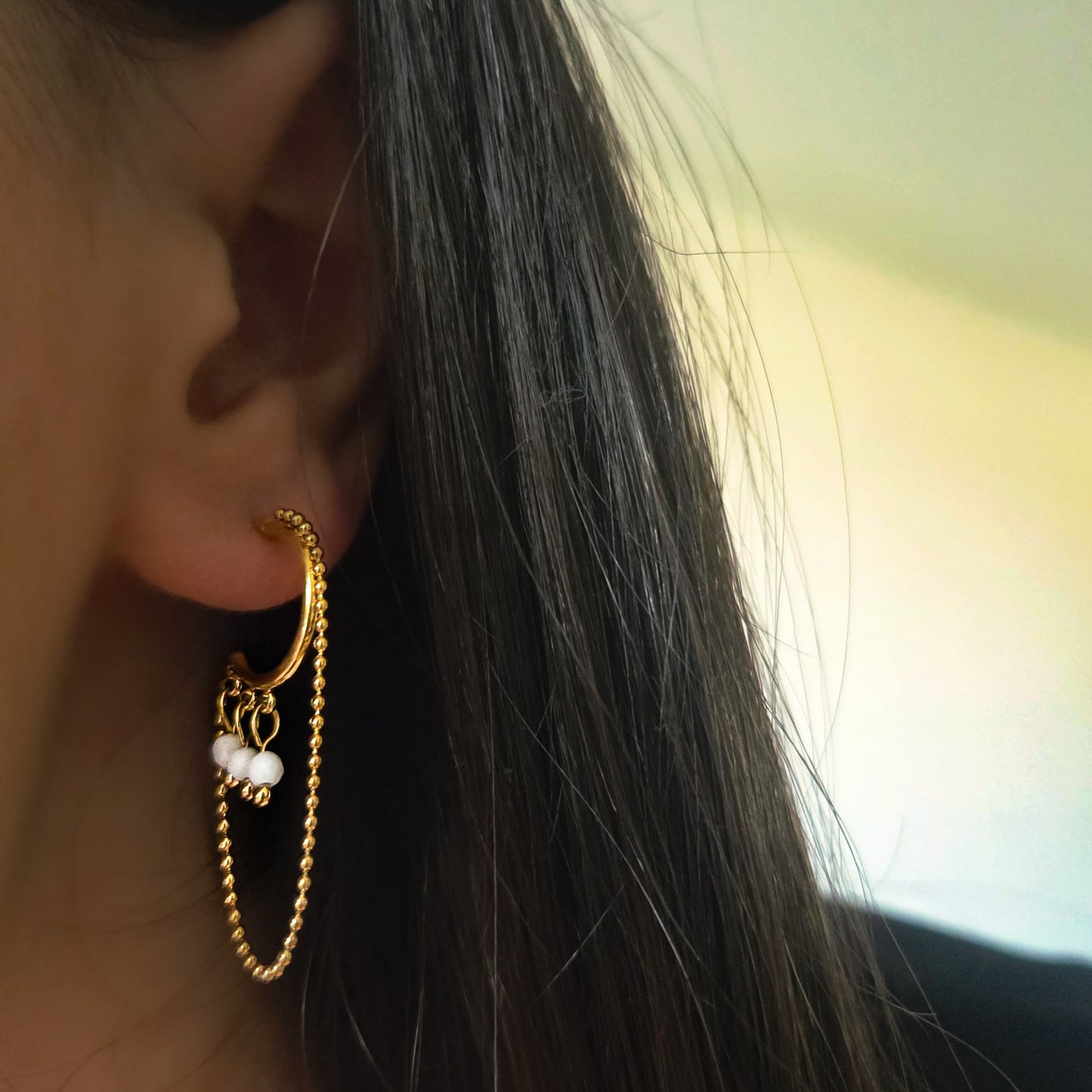 Boucles d’oreilles créoles chaîne et perles blanches portées