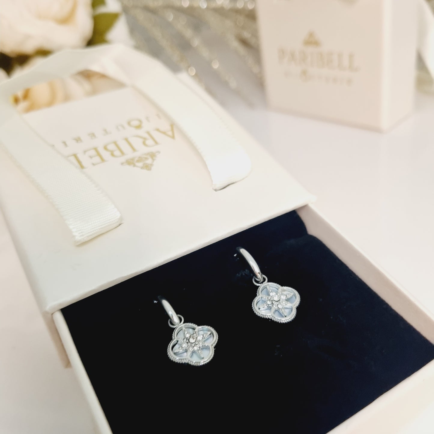 Boucles d'oreilles trèfle à 4 feuilles argentées avec pierre blanche nacrée et pierrez zircons
