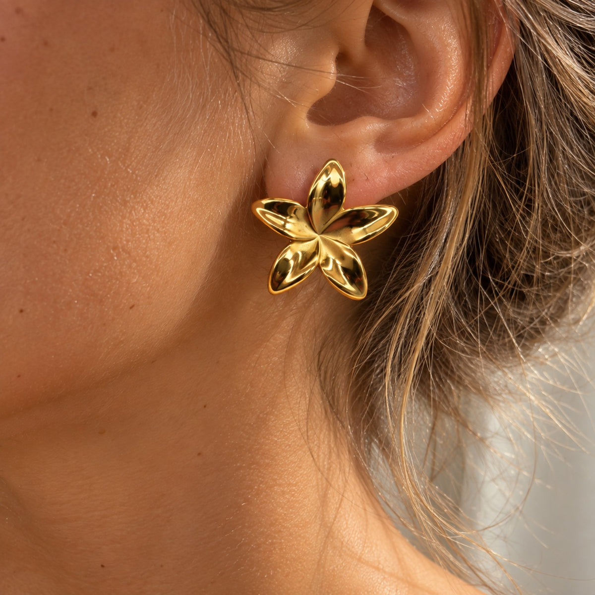 Boucles d’oreilles fleurs dorées portées