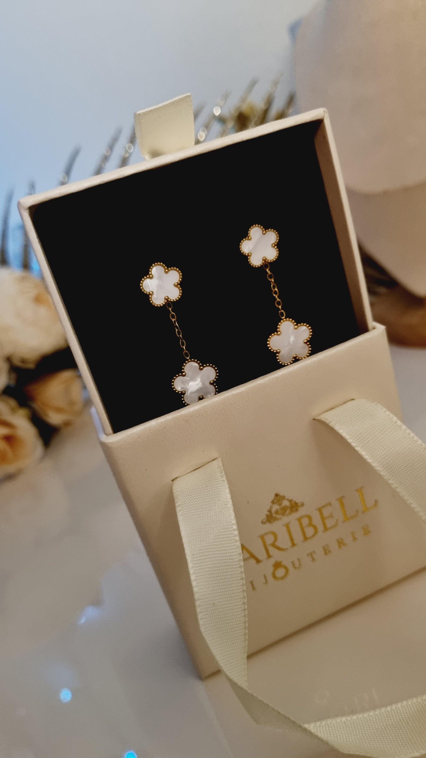 Boucles Lymera dorées avec pendentif trèfle à 5 feuilles et pierre nacrée blanche