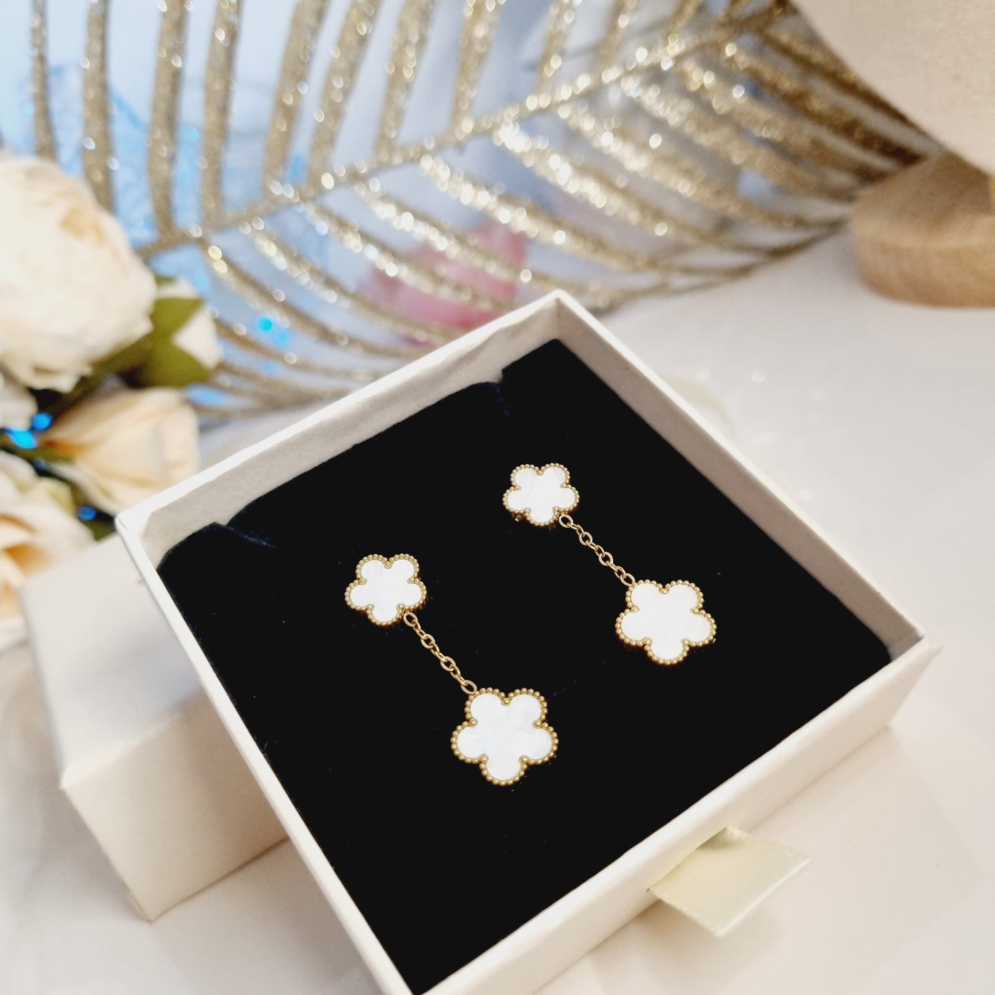 Boucles Lymera dorées avec pendentif trèfle à 5 feuilles et pierre nacrée blanche
