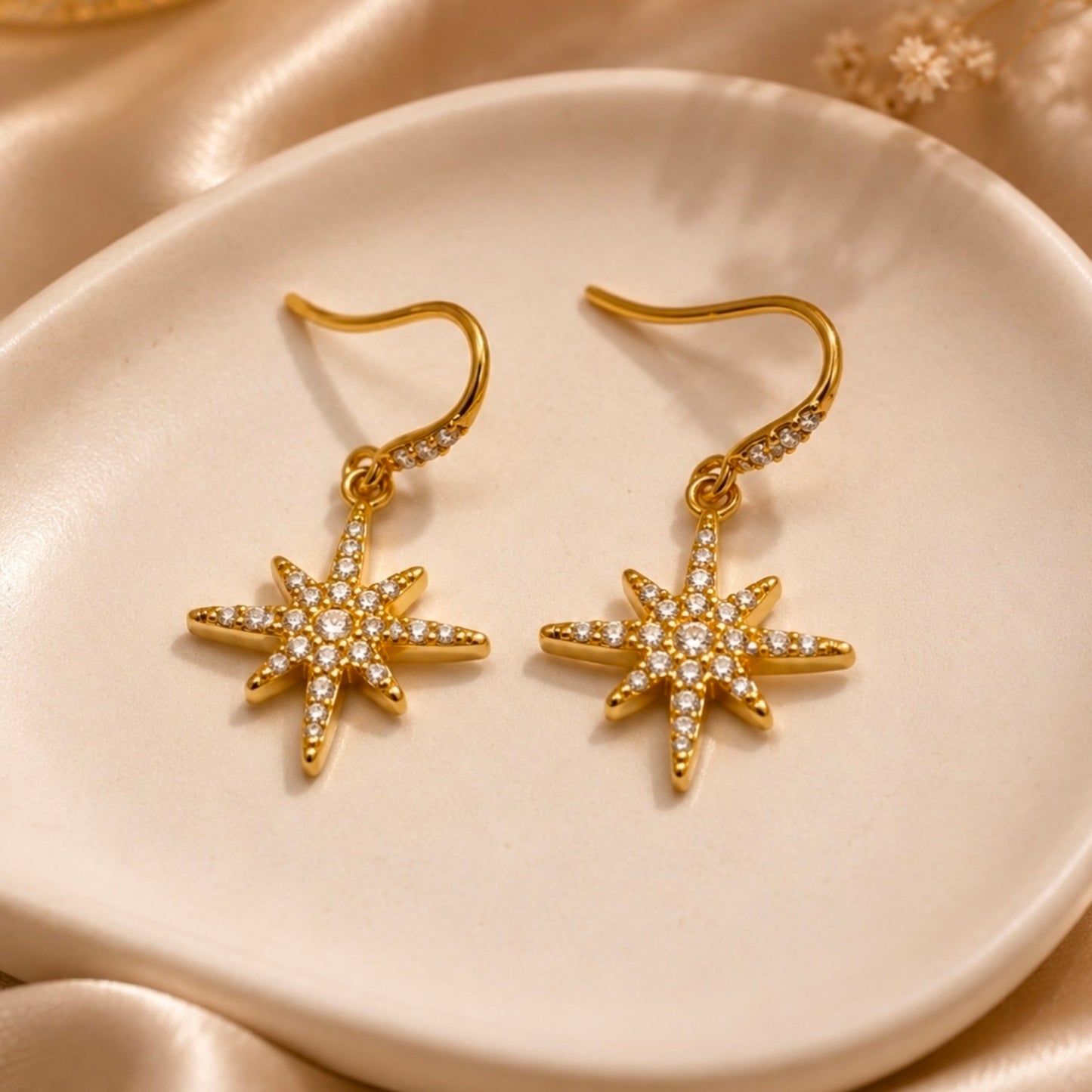 Paire de boucles d’oreilles dorées étoile polaire serties de zircons en acier inoxydable