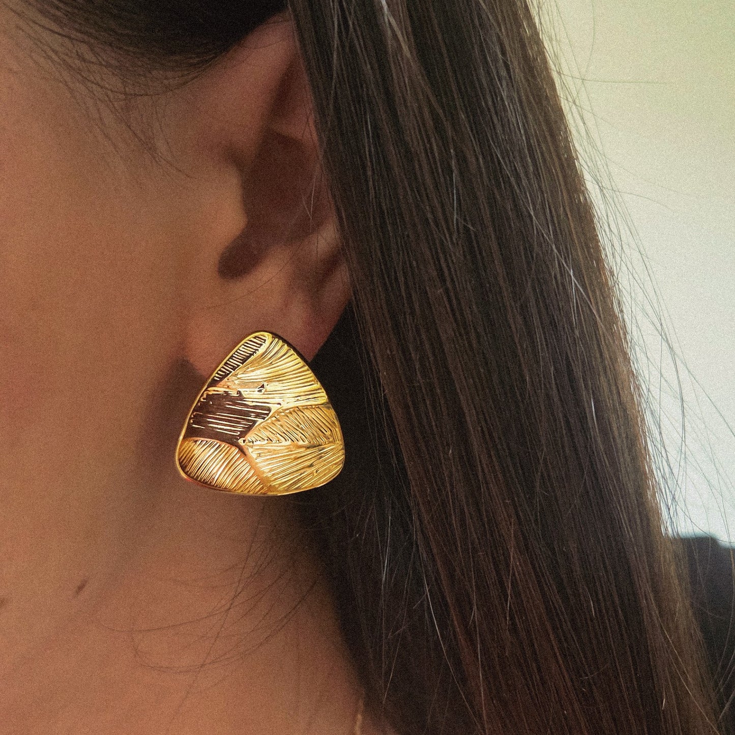 Boucles d’oreilles sculpturales plissées dorées