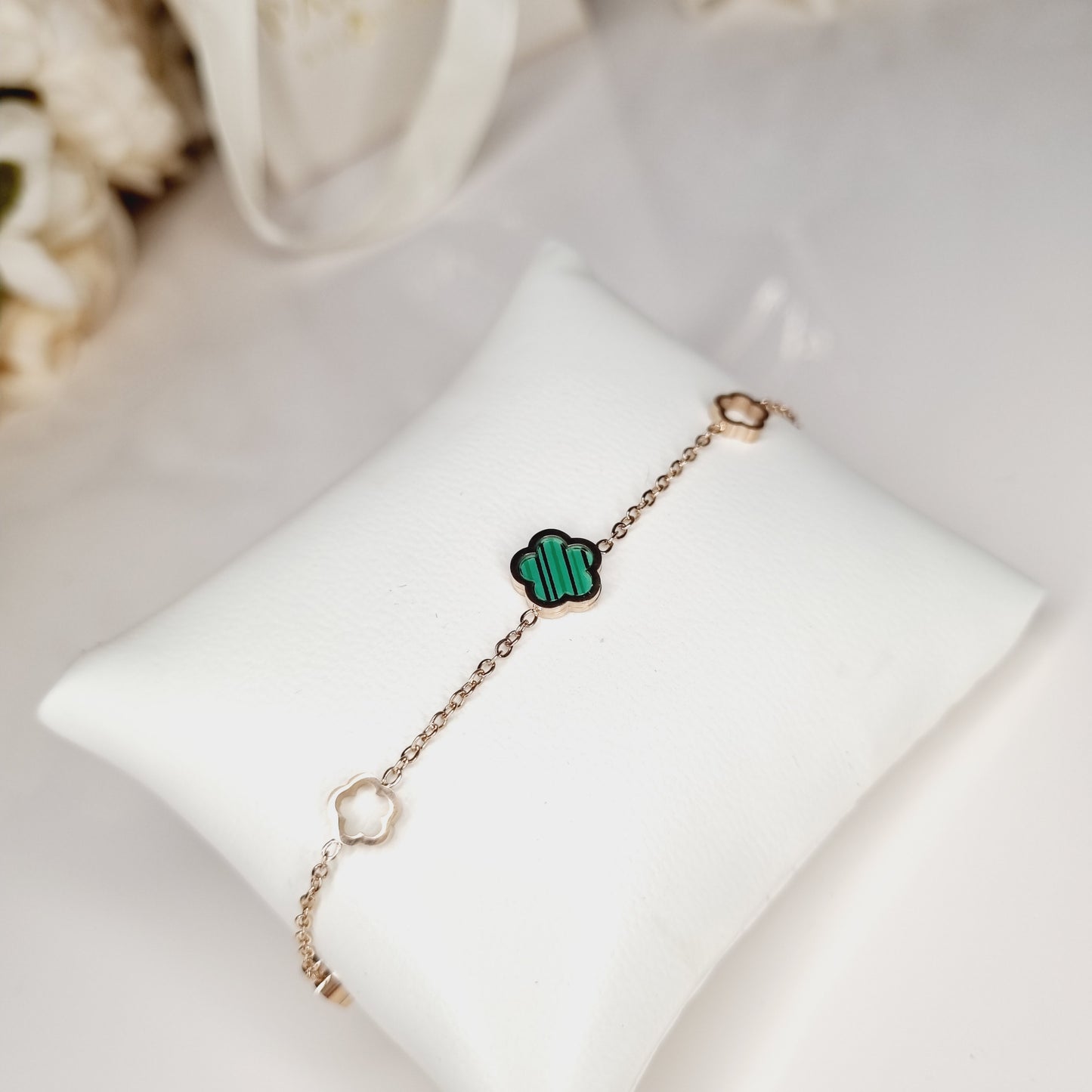Bracelet chaîne rose doré en acier inoxydable avec pendentif trèfle à 5 feuilles et pierre verte nacrée, élégant et sophistiqué.