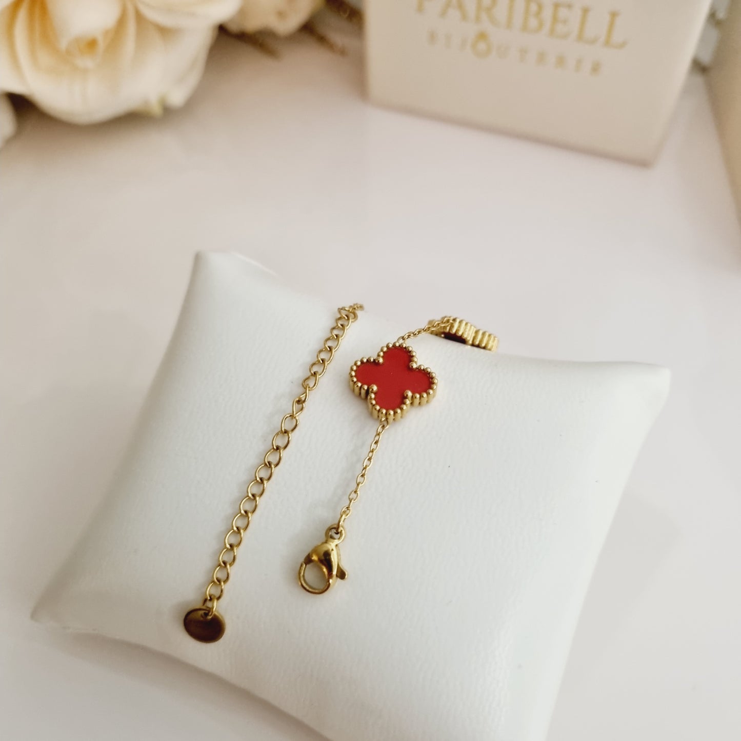 Bracelet Liora, bijou doré avec trèfles et pierre rouge