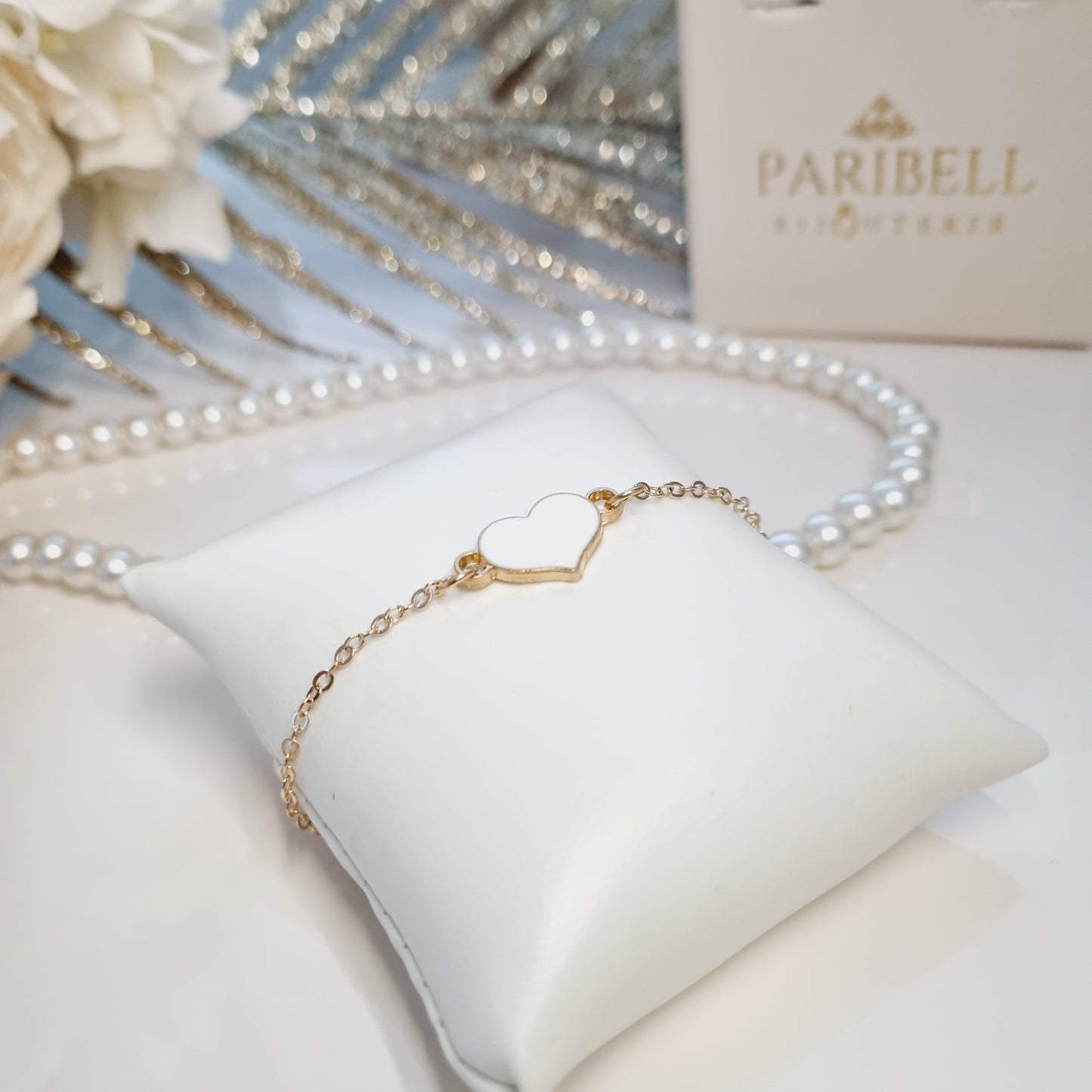 Bracelet Velmira doré avec cuir blanc et pierre blanche scintillante, taille ajustable. Idée cadeua pour femme, pour la Saint Valentin.