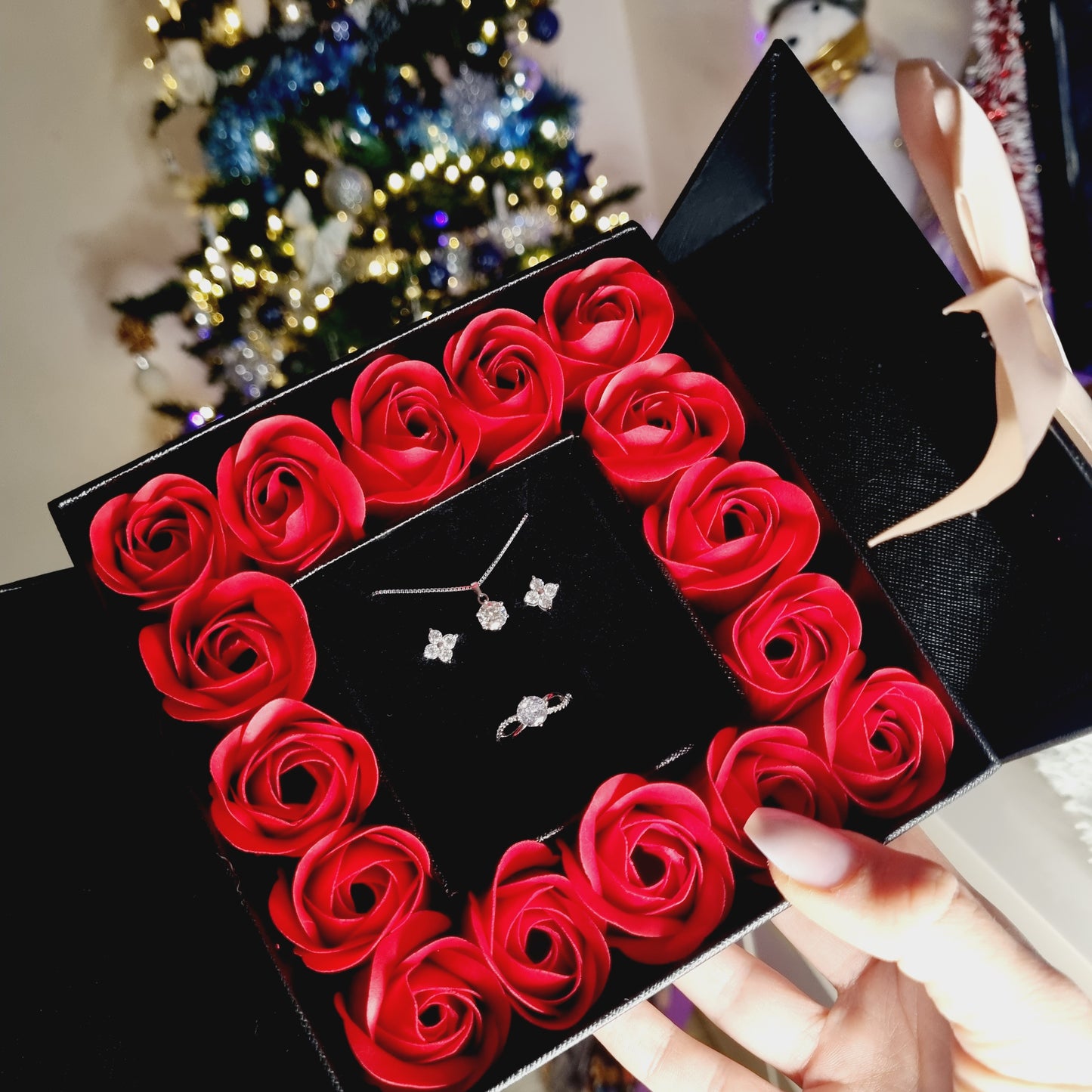 Coffret cadeau noir avec roses rouges et 3 bijoux