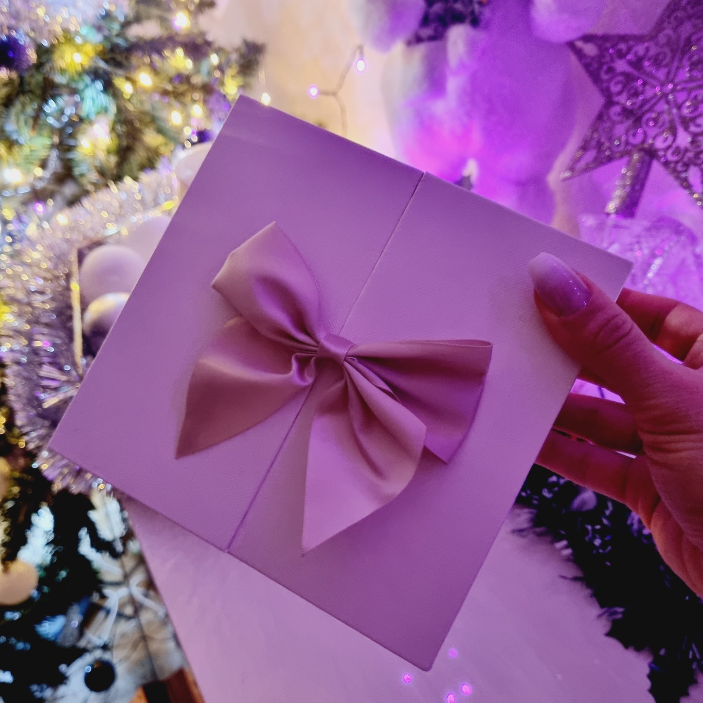 Coffret cadeau avec bijoux dorés et roses rouges fermé