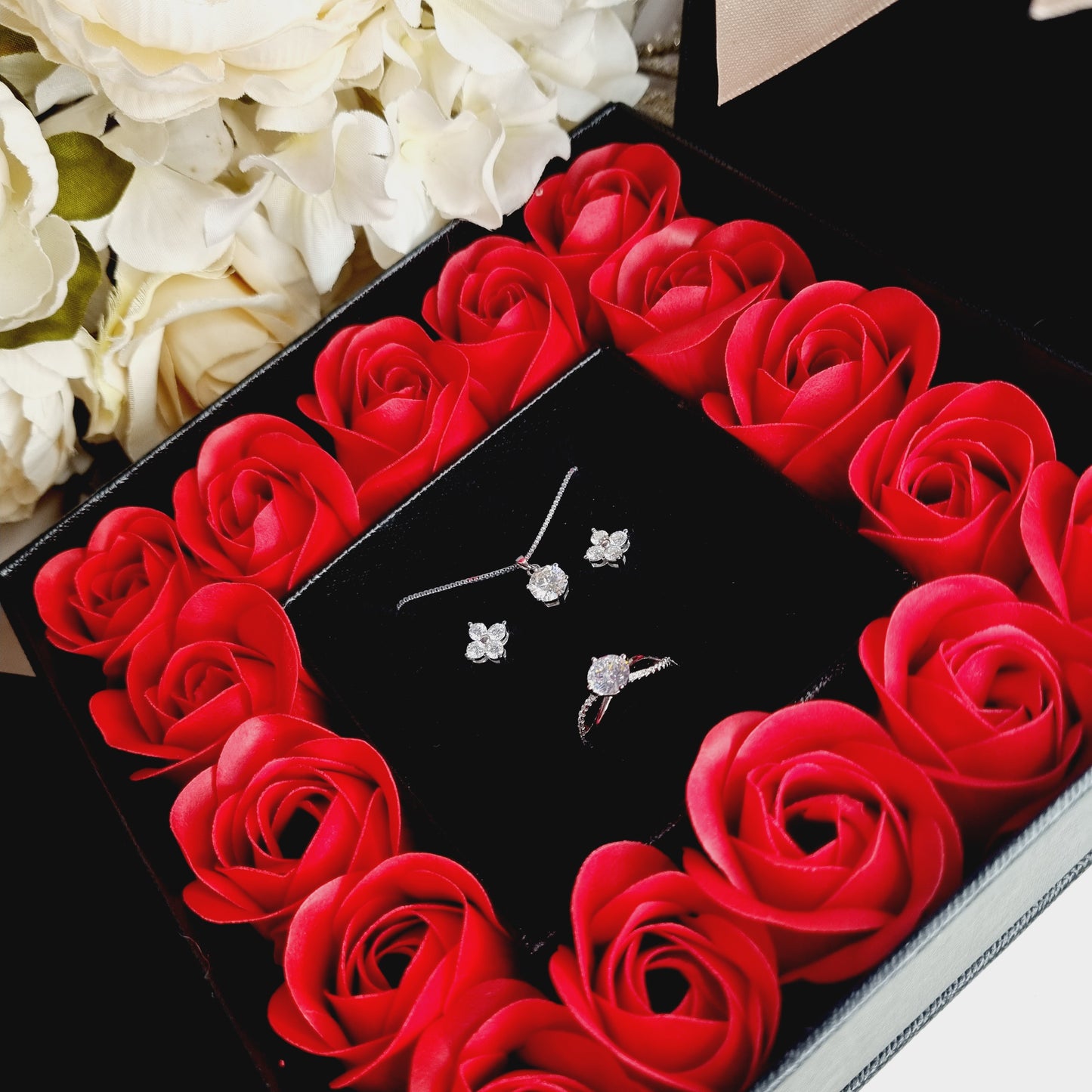 bijoux en argent et moissanite, présentés dans une boîte élégante avec roses rouges. Livraison rapide, écrin inclus.