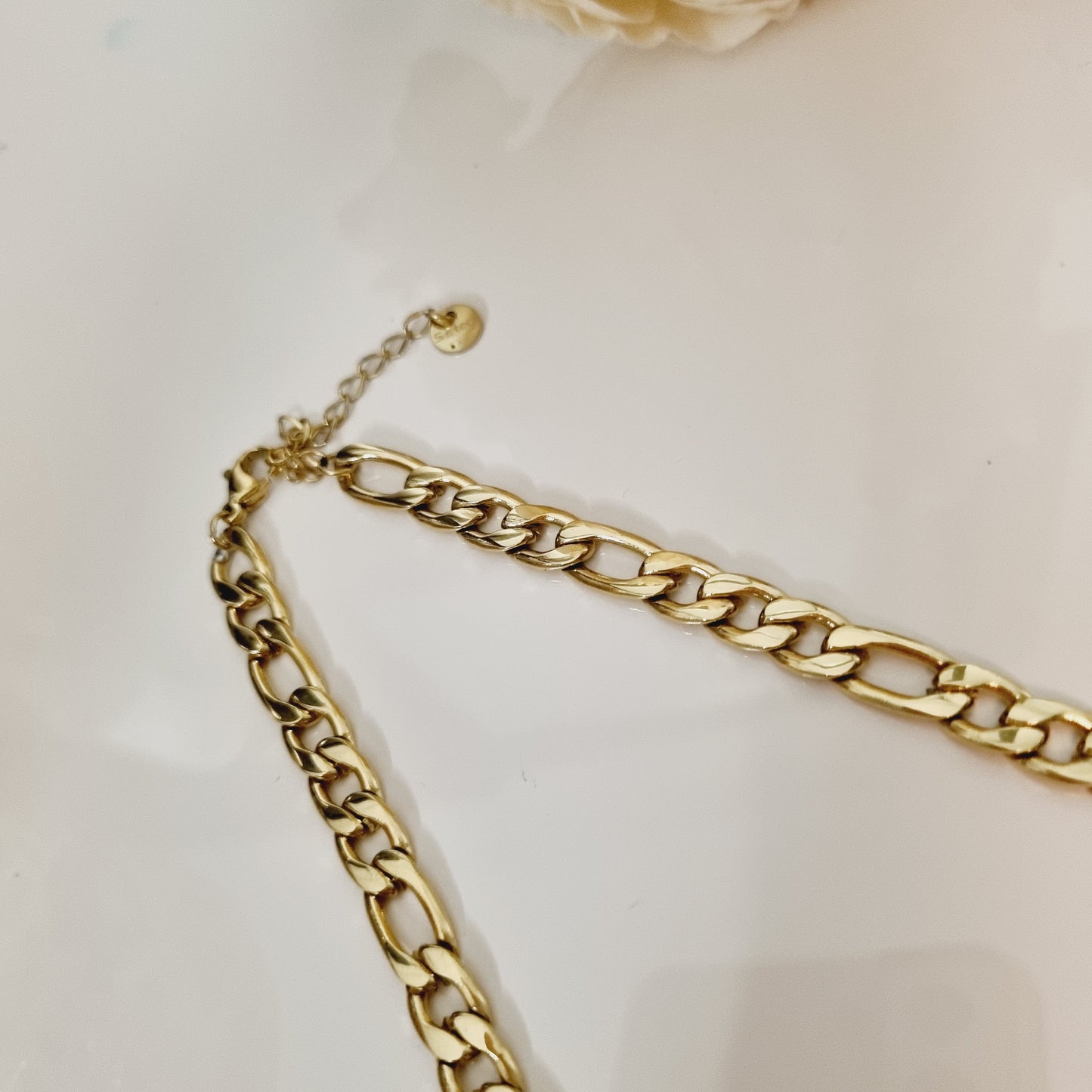 Collier en acier inoxydable couleur or amultirang avec chaîne en maille et zircons. L'acier chirurgical / inox / inoxydable (peut être appelé de plusieurs manières différentes) résiste à l'eau et à tout type de liquide. Vous pouvez dormir avec, vous laver/baigner avec, faire du ménage avec sans craindre que la bague ne s'abime. Cette matière garde son éclat au fil des années et est hypoallergénique, elle convient donc pour les personnes sujettes aux allergies.