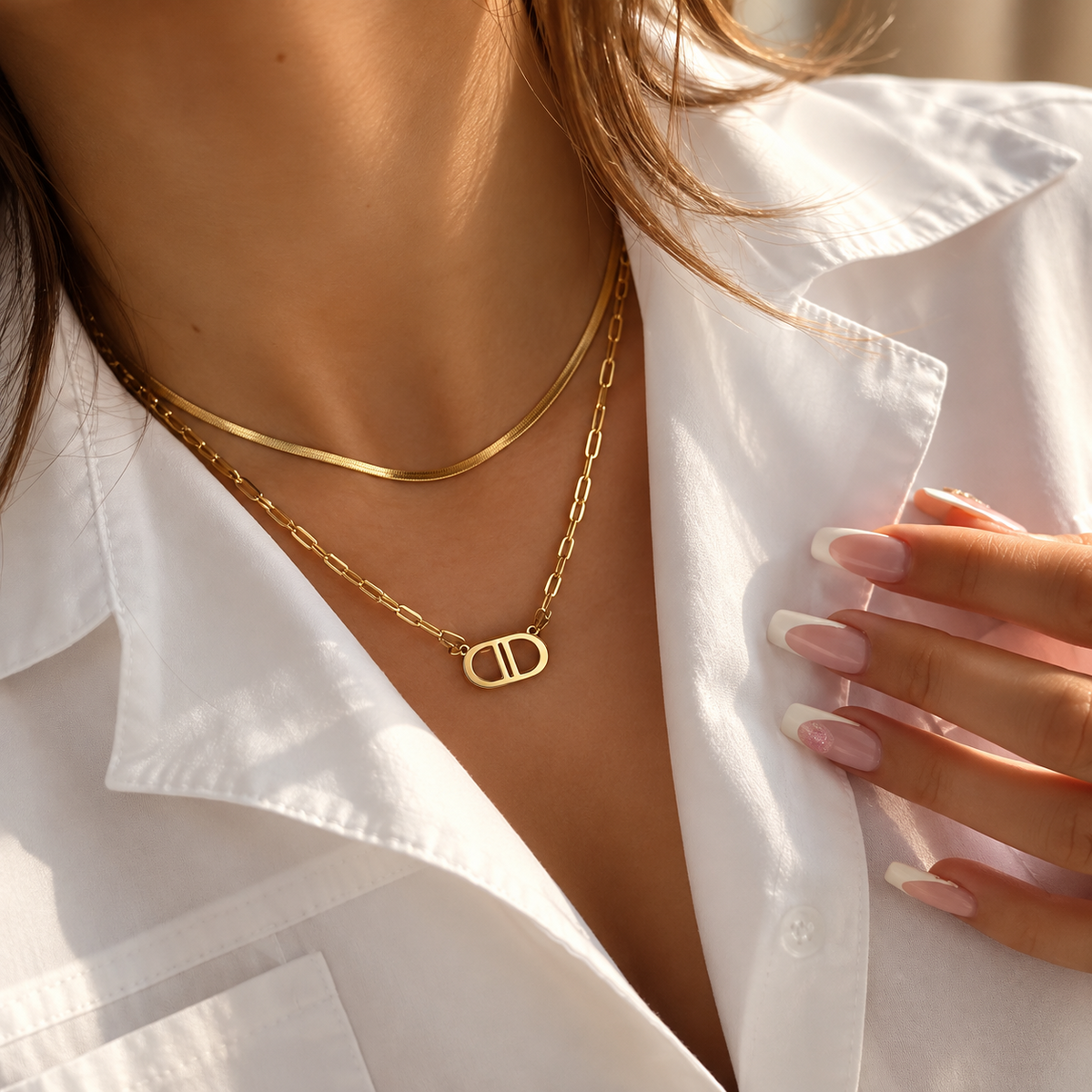 Collier double rang doré à maille serpent et chaîne à maillons allongés avec pendentif ovale ajouré