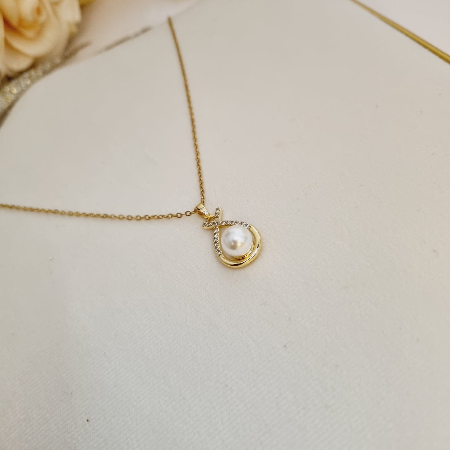 Collier Élora en acier inoxydable doré avec perle blanche nacrée et strass zirconium – Bijou raffiné pour femme