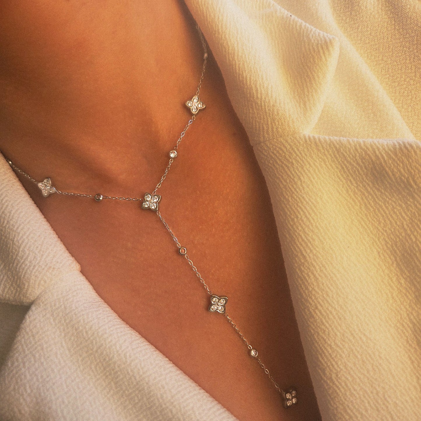 Collier argenté fleurs à strass porté en lumière naturelle