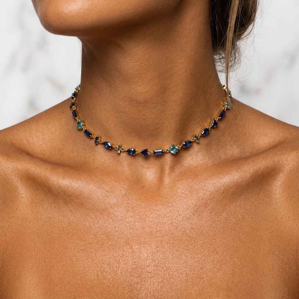 Collier doré serti de pierres multicolores porté au cou