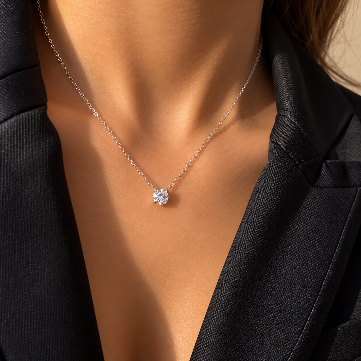 Collier argenté à chaîne fine avec une pierre ronde transparente montée sur griffes