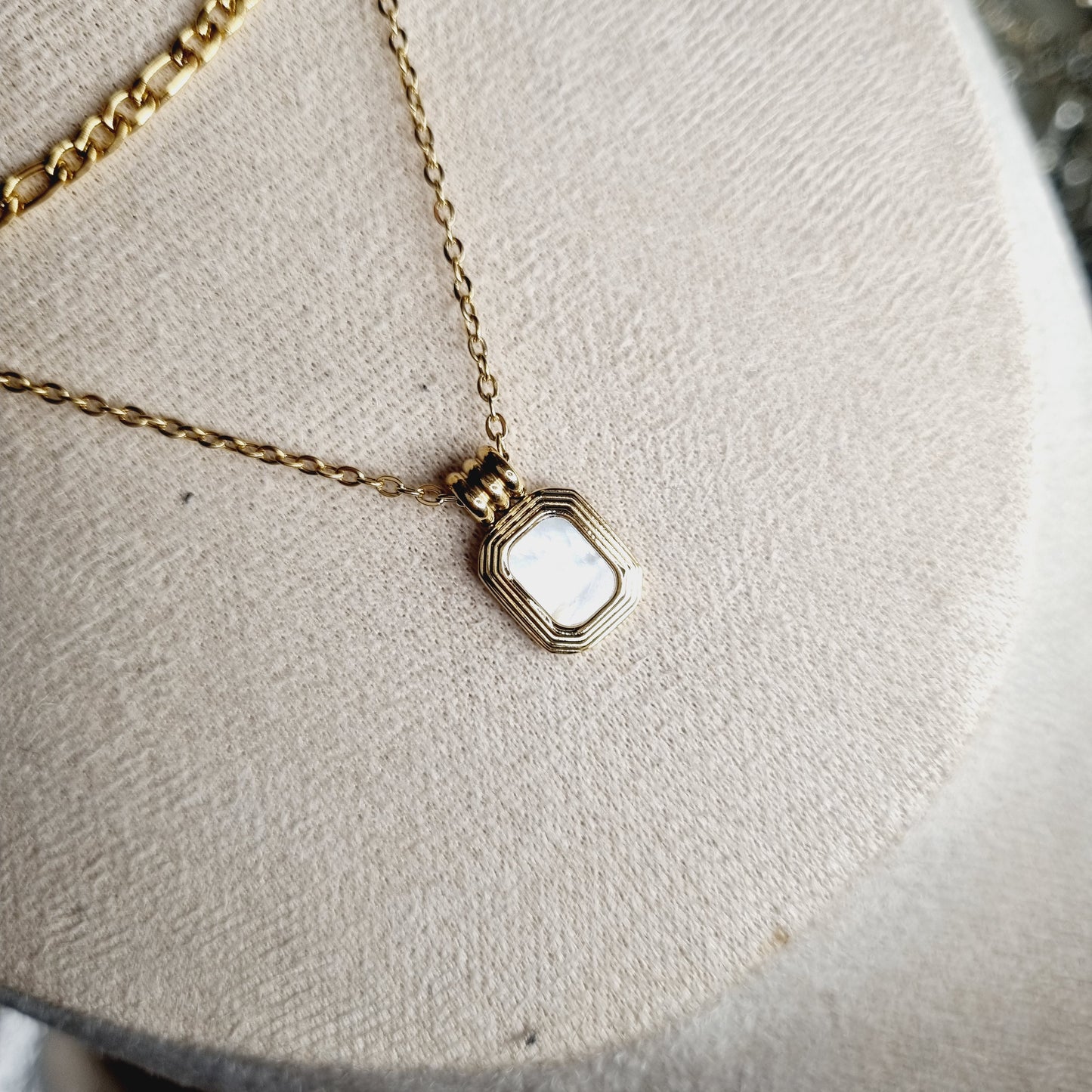 Ensemble de colliers superposables pour femmes, comprenant un collier Figaro JOJ à maillons en acier inoxydable avec plaquage or, un pendentif rectangulaire noir en acrylique, et une chaîne dorée. Longueur ajustable de 40cm à 50cm