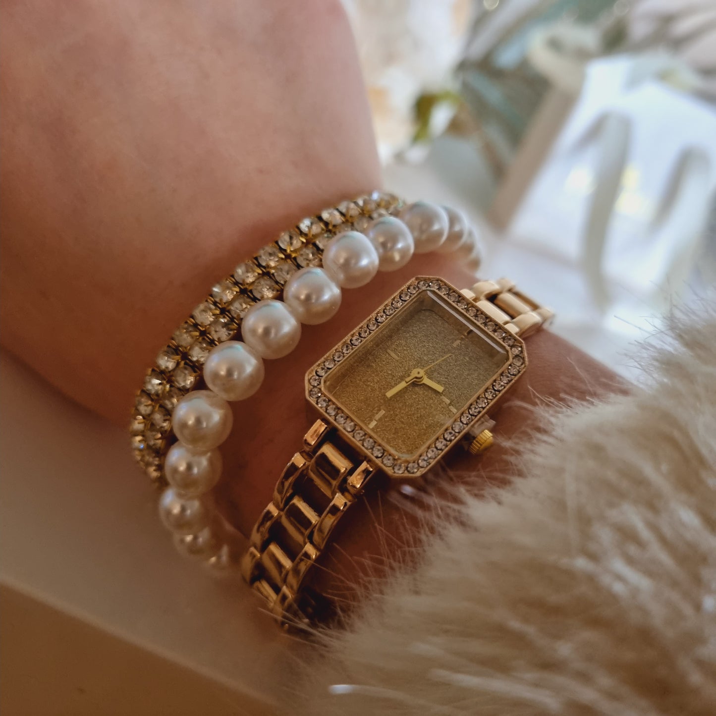 Montre Calysti dorée avec cadran brillant et strass, bijou élégant pour femmes.