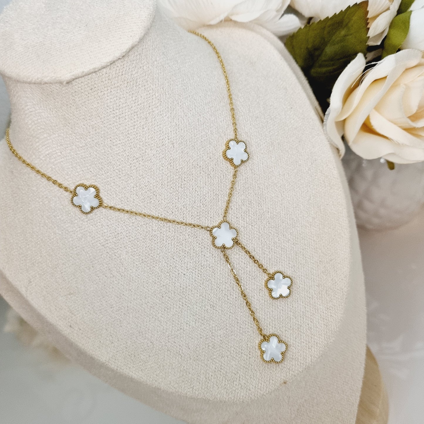 Collier chaîne doré en acier inoxydable avec trèfles à 5 feuilles et pierres blanches nacrées, double pendentif.