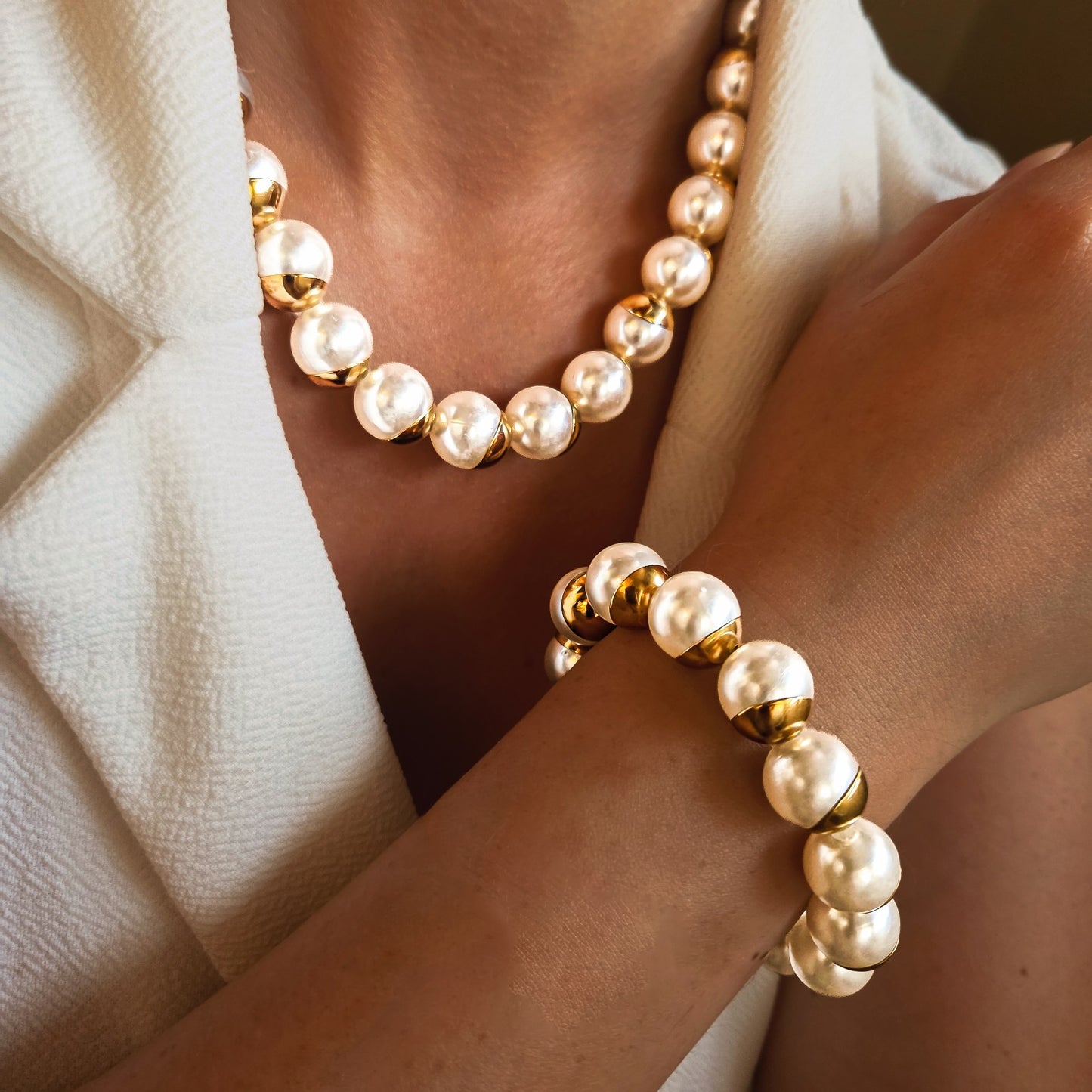 Parure collier et bracelet à perles blanches portée