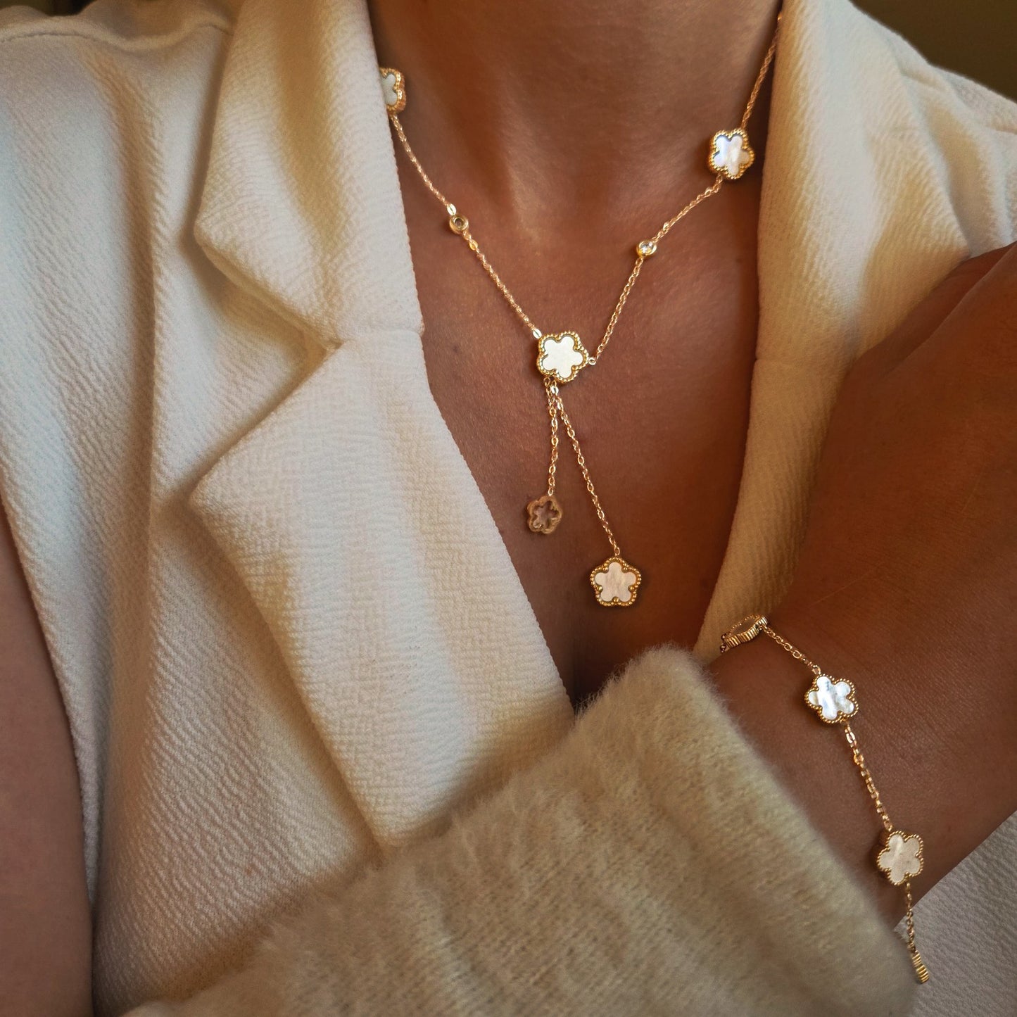 Parure collier et bracelet à trèfles nacrés portée