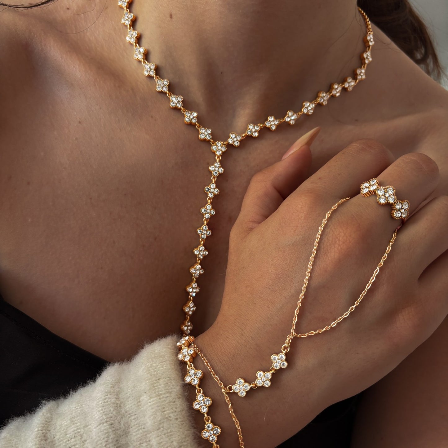 Parure fleurs à strass avec collier, bracelet et bague en acier inoxydable portée