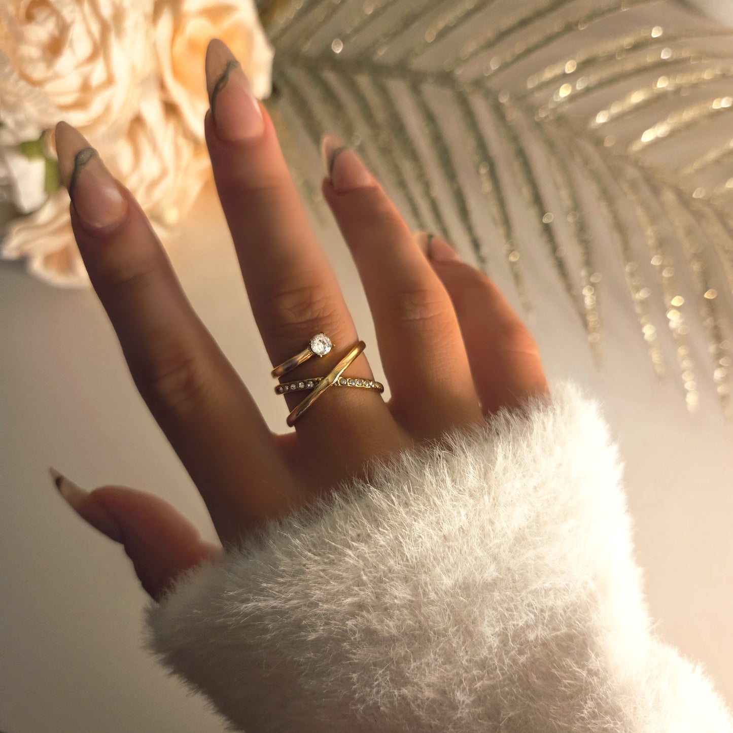 Bague dorée en acier inoxydable, design multi-rangs croisés avec strass étincelants, ajustable et élégante, idéale pour un usage quotidien ou comme cadeau raffiné.