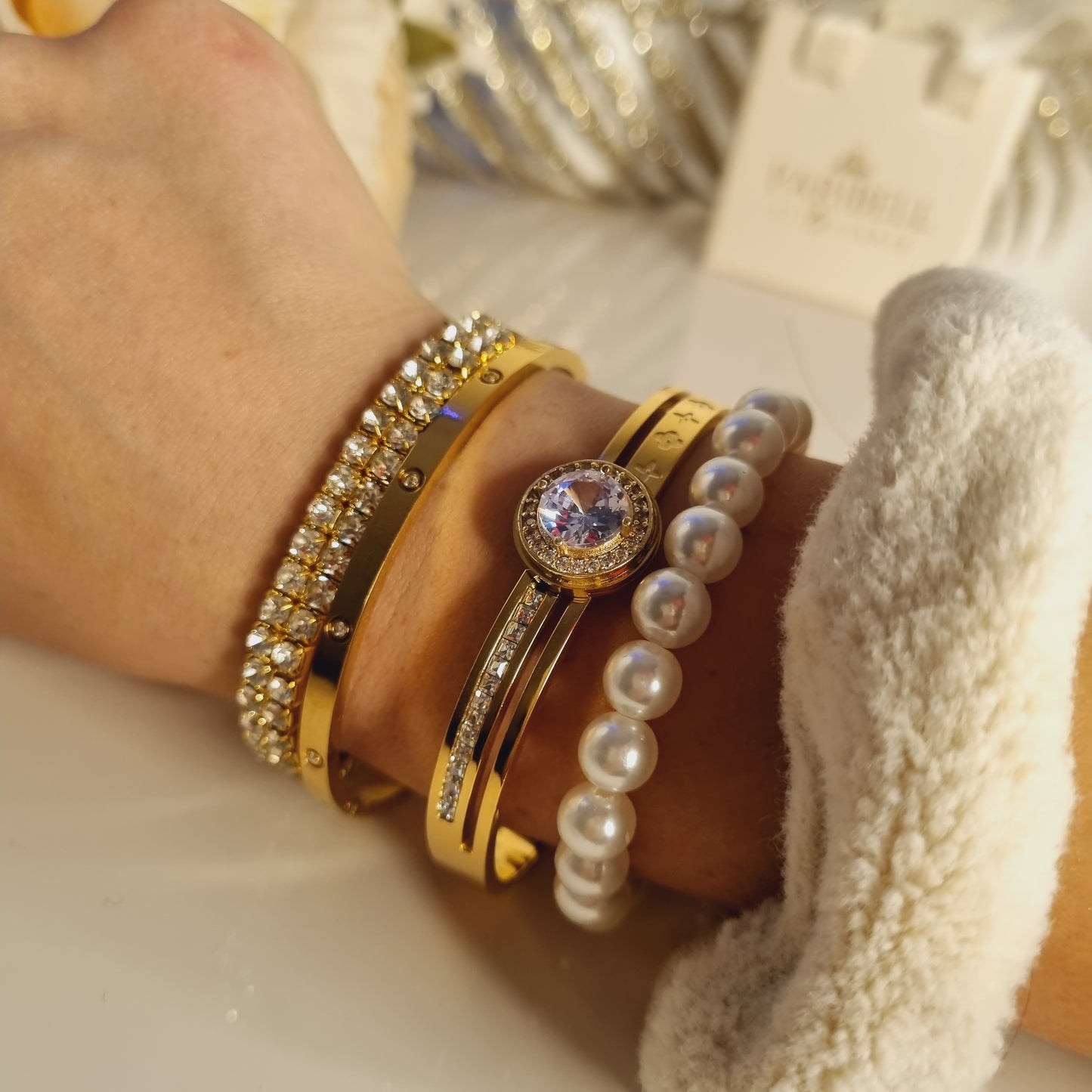 Bracelet Velina doré en jonc avec zircon central, strass et trèfles à 4 feuilles pour un look chic