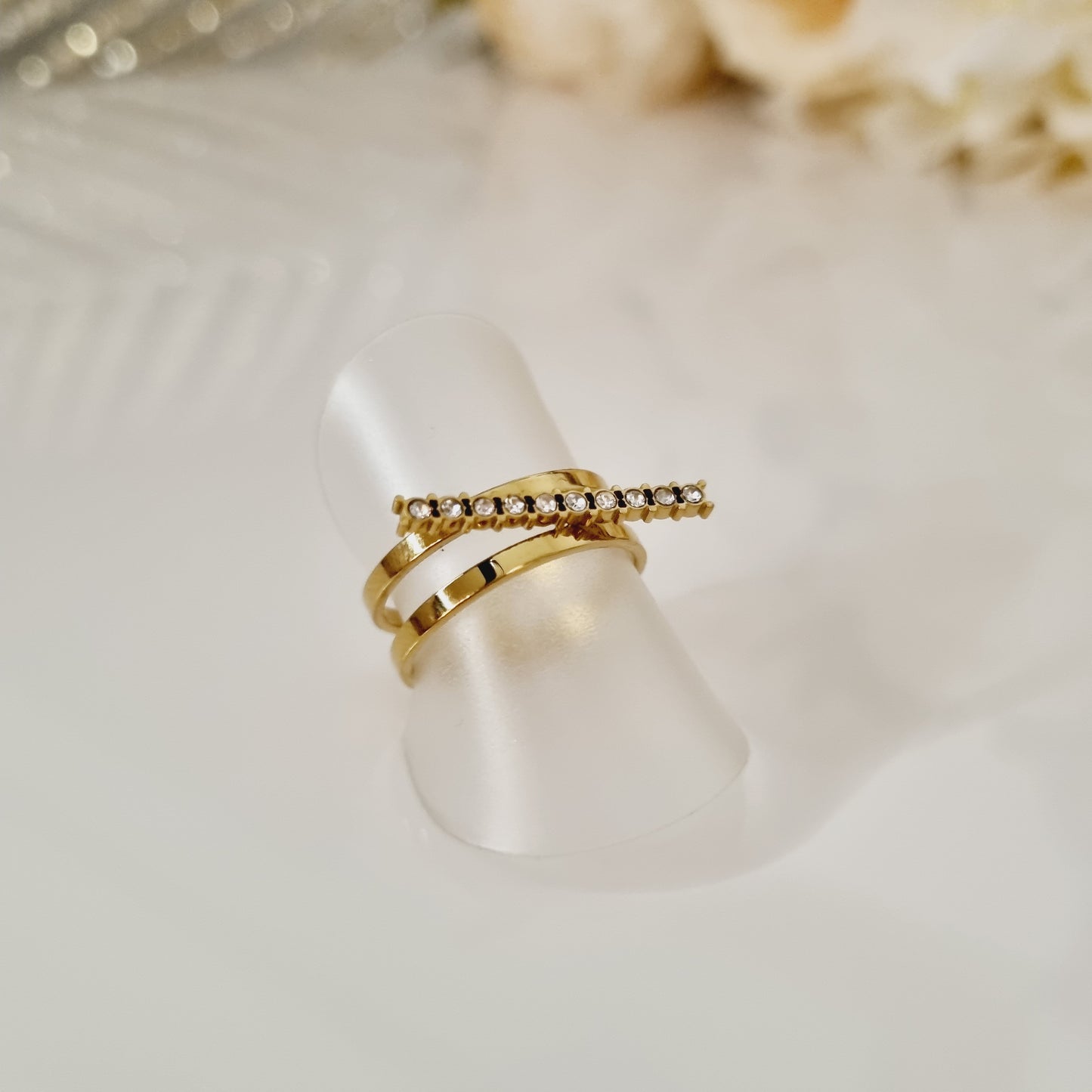Bague en acier inoxydable couleur or avec barre à strass Taille réglable, convient pour toutes les tailles de doigts, peut se serrer et se desserrer. L'acier chirurgical / inox / inoxydable (peut être appelé de plusieurs manières différentes) résiste à l'eau et à tout type de liquide. Cette matière garde son éclat au fil des années et est hypoallergénique, elle convient donc pour les personnes sujettes aux allergies.