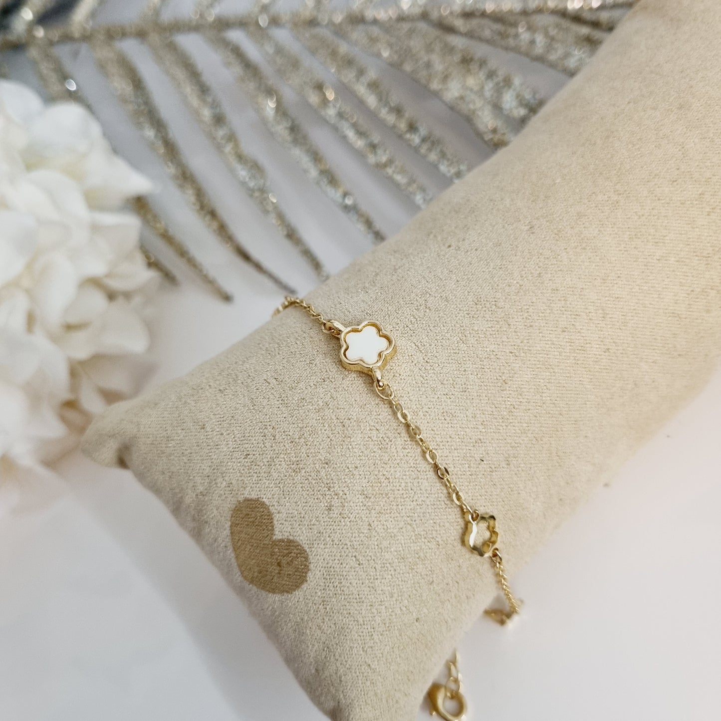 Bracelet doré avec trèfles à 5 feuilles et pierre blanche Laiton