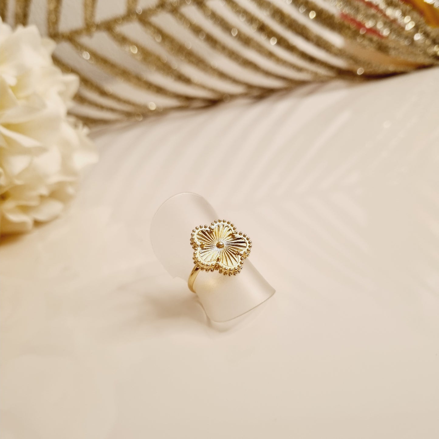 bague dorée trèfle à 5 feuilles fleur - bague ajustable dorée - bijou trèfle à 5 feuilles fleur - bague élégante en laiton doré - bijou ajustable pour toutes les tailles