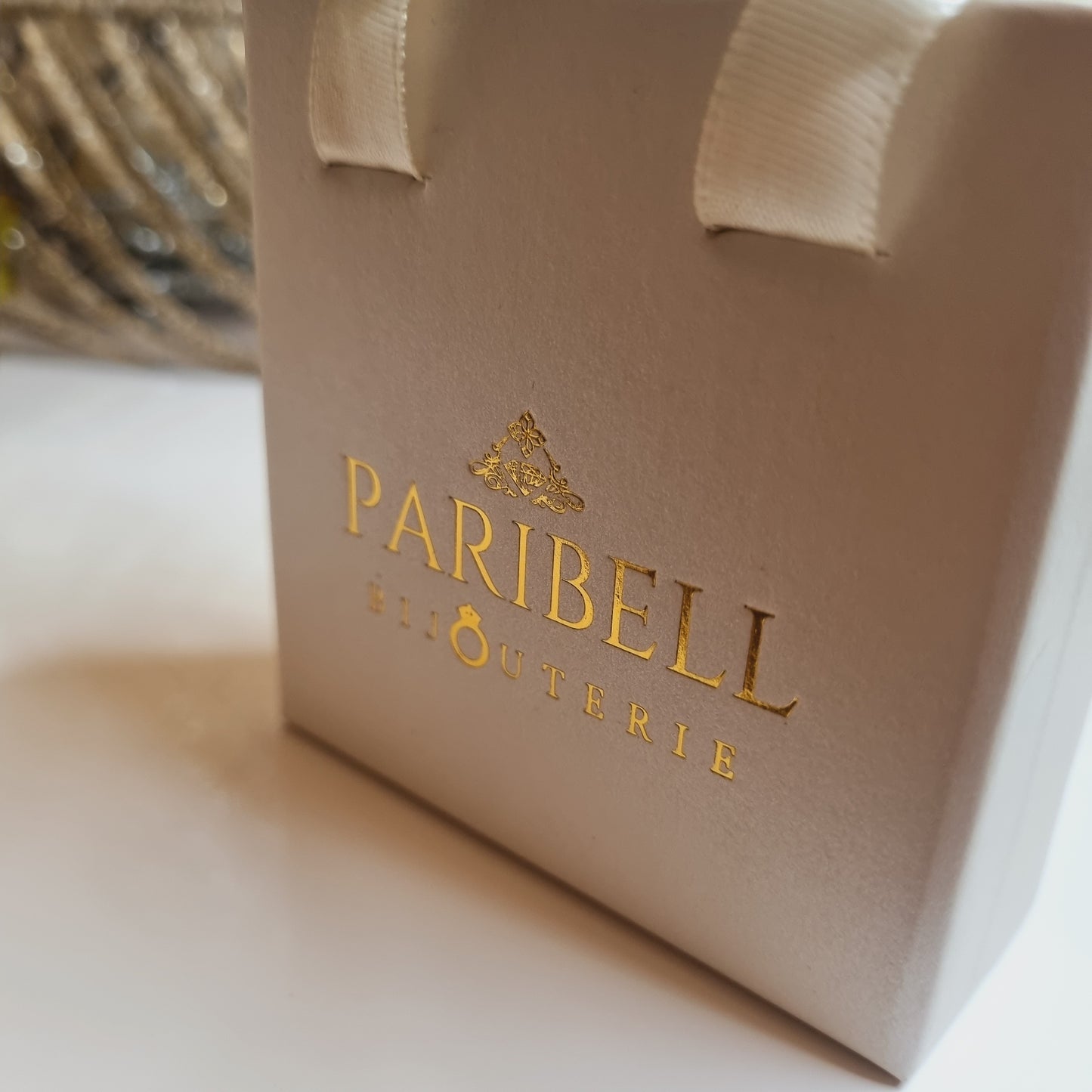 Ecrin cadeau Paribell blanc avec lettres dorées avec poignet
