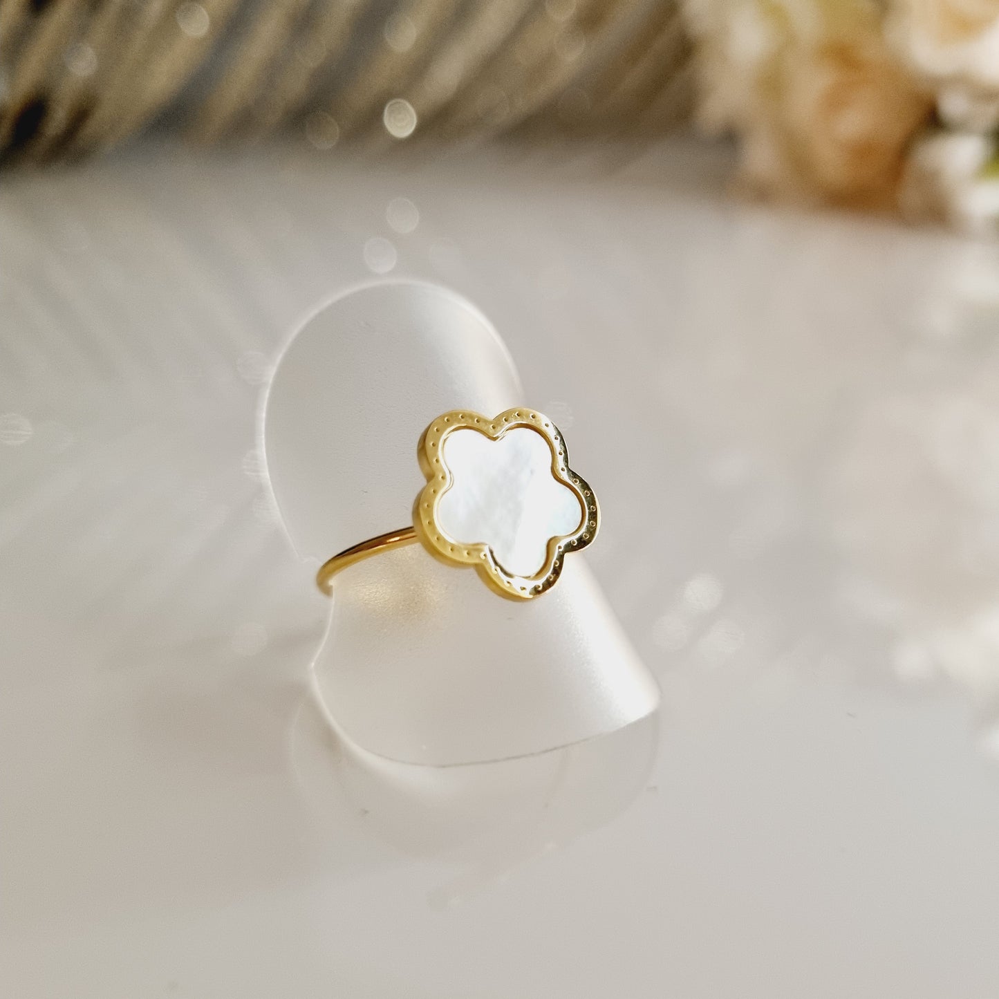 Bague en acier inoxydable couleur or et blanc nacre Taille réglable, convient à toutes les tailles de doigts. L'acier chirurgical / inox / inoxydable (peut être appelé de plusieurs manières différentes) résiste à l'eau et à tout type de liquide. Vous pouvez dormir avec, vous laver/baigner avec, faire du ménage avec sans craindre que la bague ne s'abime. Cette matière garde son éclat au fil des années et est hypoallergénique, elle convient donc pour les personnes sujettes aux allergies.
