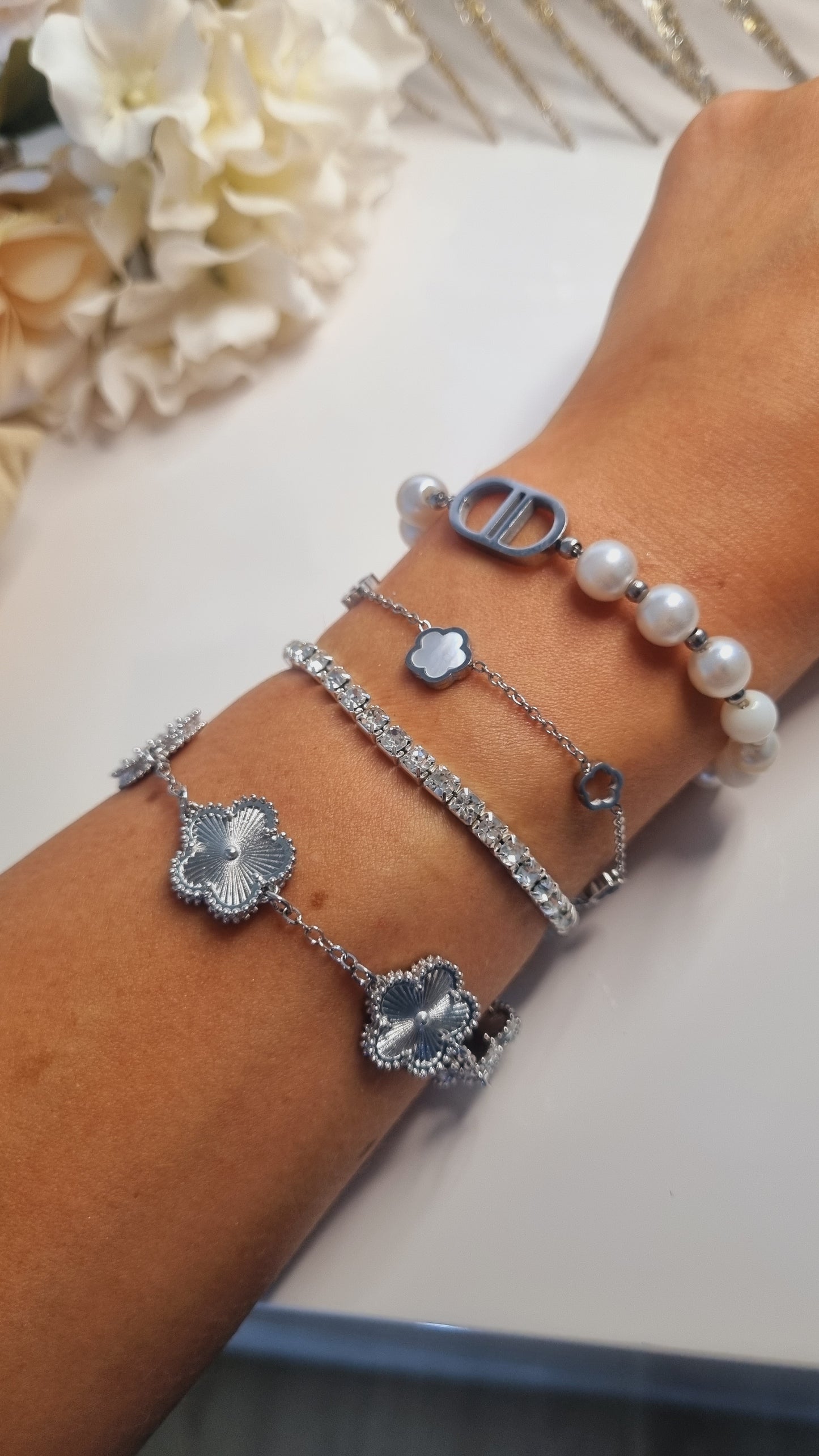 Plusieurs bracelets argentés