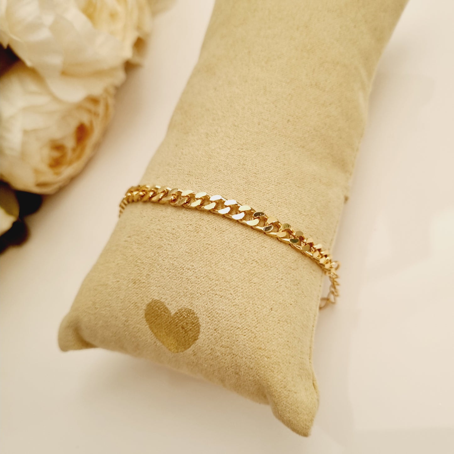 Découvrez notre bracelet doré en laiton avec une maille ajustable de 18 à 23 cm, un accessoire élégant et polyvalent qui s'adapte parfaitement à votre poignet. Idéal pour compléter votre look avec une touche de sophistication et de style. Caractéristiques : - **Matériau** : Laiton - **Couleur** : Or - **Taille** : Ajustable de 18 à 23 cm - **Style** : Bracelet maille doré Ce bracelet est parfait pour toutes les occasions et ajoutera une touche d'éclat à votre tenue.