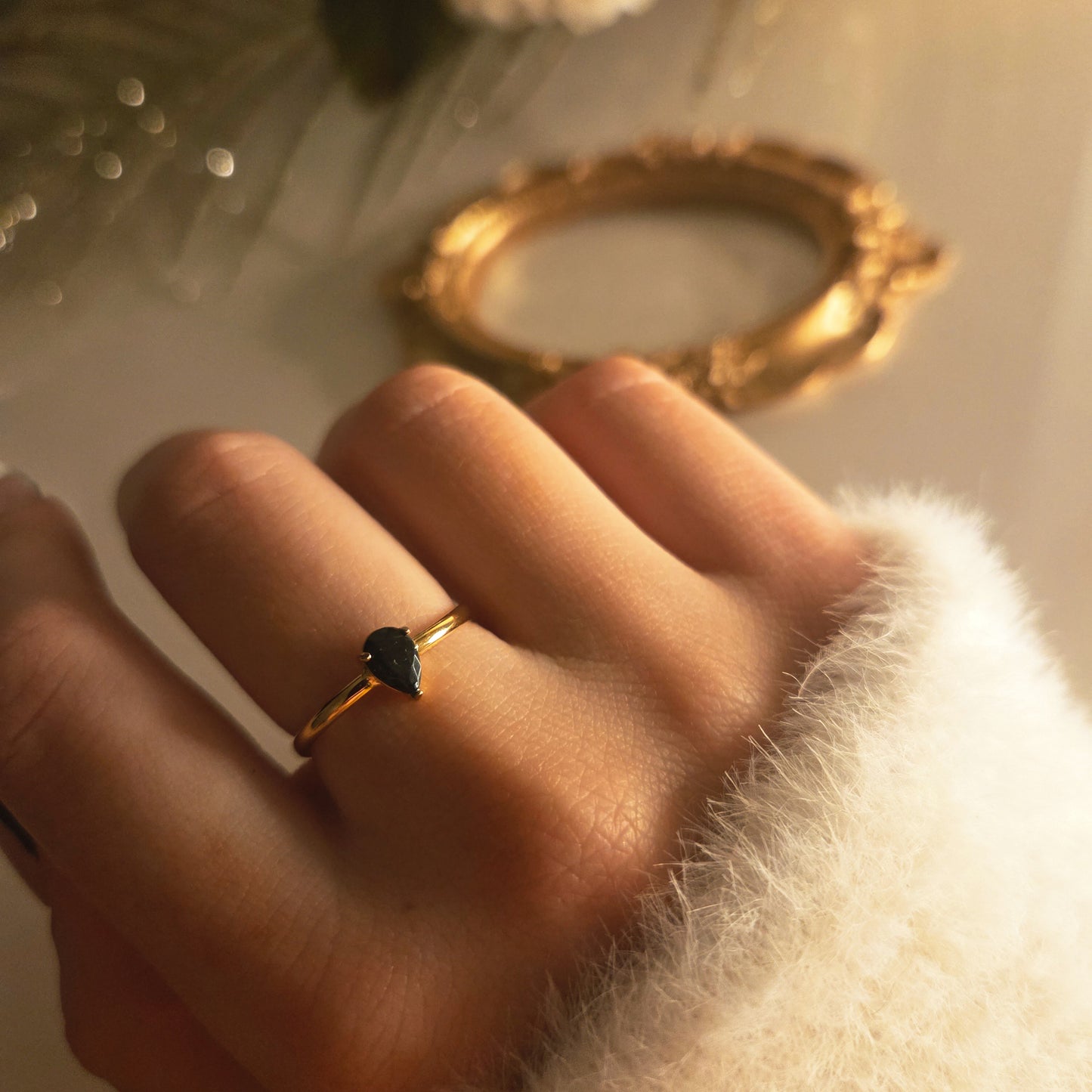 Bague dorée pierre goutte – détail du bijou