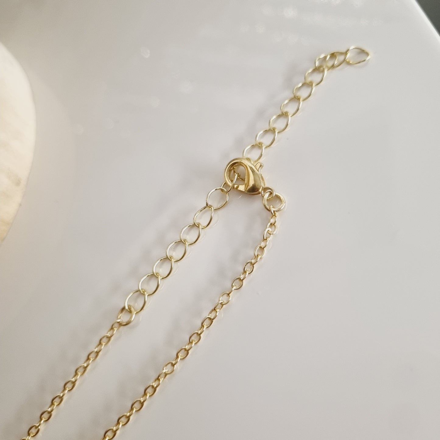 Découvrez notre collier doré et blanc, un accessoire chic et élégant parfait pour toutes les occasions. Ce collier réglable de 47 à 52 cm s'adapte confortablement à votre cou, ajoutant une touche de sophistication à votre tenue. Caractéristiques : - **Couleur** : Or et blanc - **Taille** : Réglable de 47 à 52 cm - **Matériau** : Laiton Ajoutez ce magnifique collier à votre collection pour un style raffiné et polyvalent. Pour plus de détails, veuillez visiter notre site web.