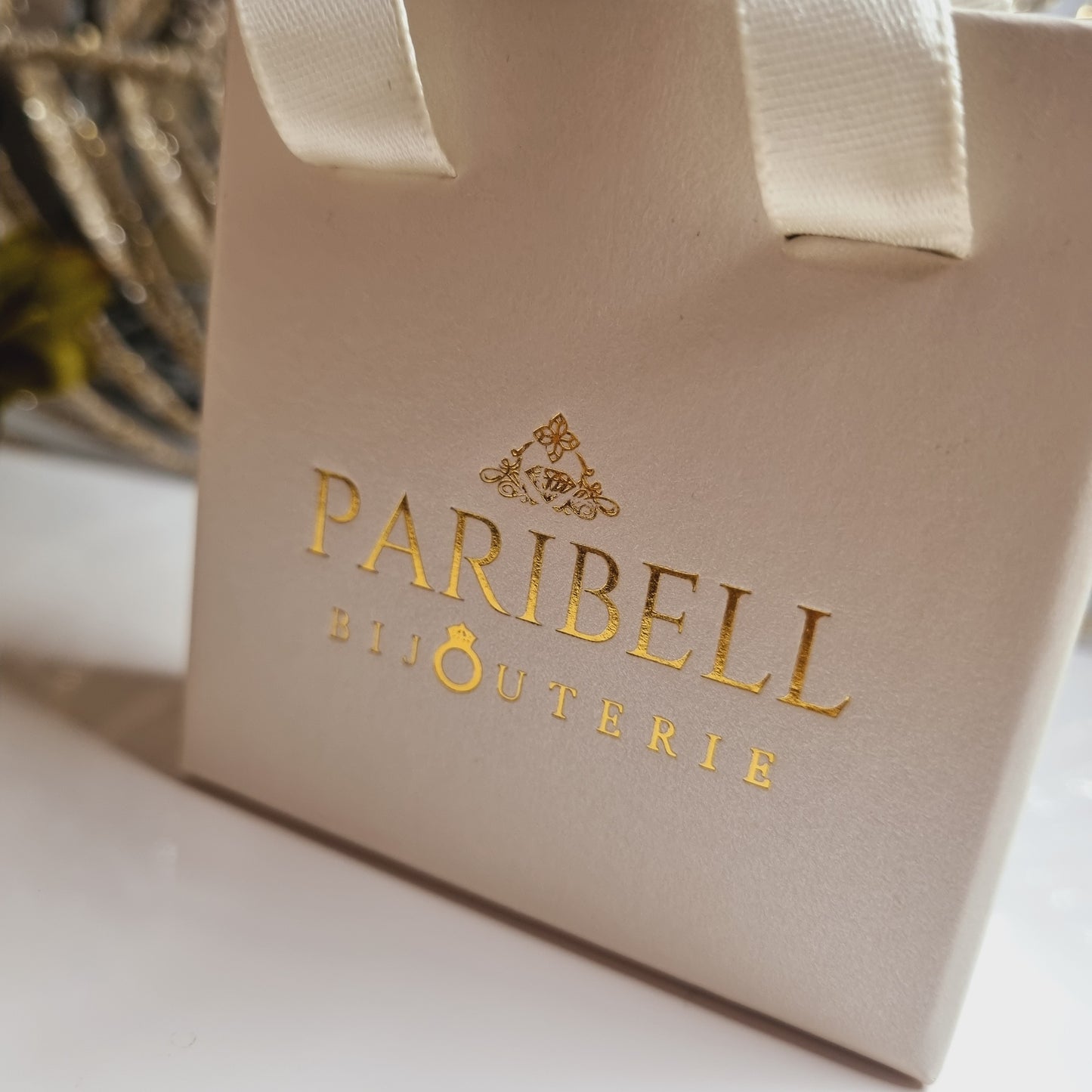 Boîte cadeau à bijoux blanche avec lettres dorées