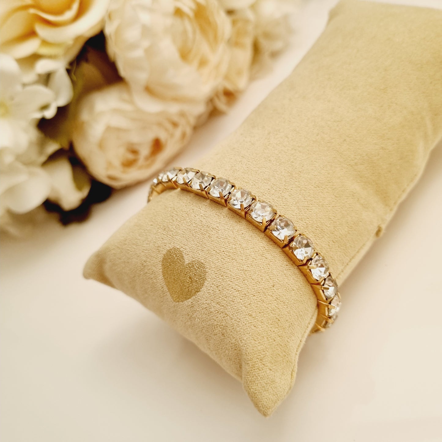 Découvrez notre bracelet doré avec des cristaux et un élastique, un bijou élégant et facile à porter. Grâce à sa conception élastique, ce bracelet s'ajuste confortablement à votre poignet, offrant un style chic et moderne. Caractéristiques : - **Matériau** : Doré avec cristaux - **Type** : Bracelet élastique - **Ajustabilité** : Ajustable grâce à l'élastique Ce bracelet est parfait pour ajouter une touche de brillance et de sophistication à votre tenue quotidienne ou pour une occasion spéciale.