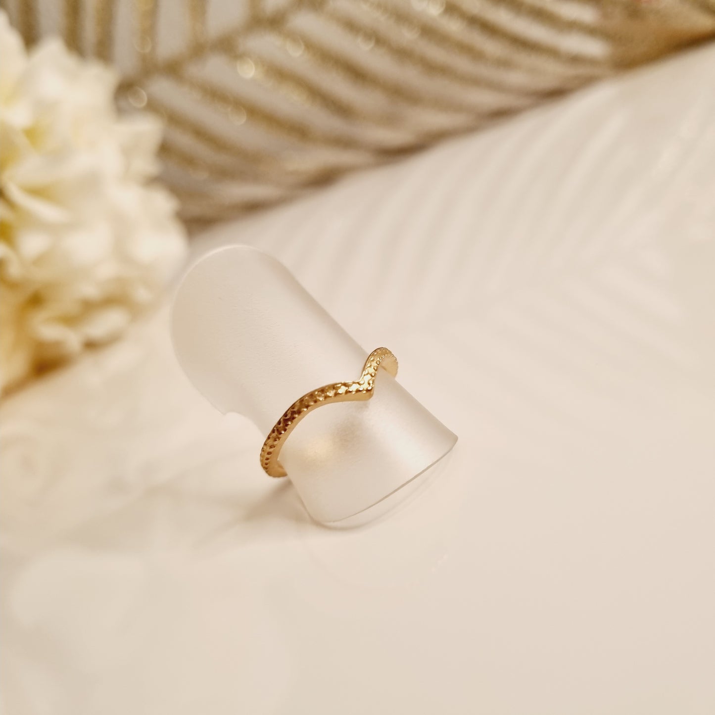 - bague dorée en V - bague en laiton couleur or - bijou minimaliste en laiton - bague élégante en V - bague moderne couleur or