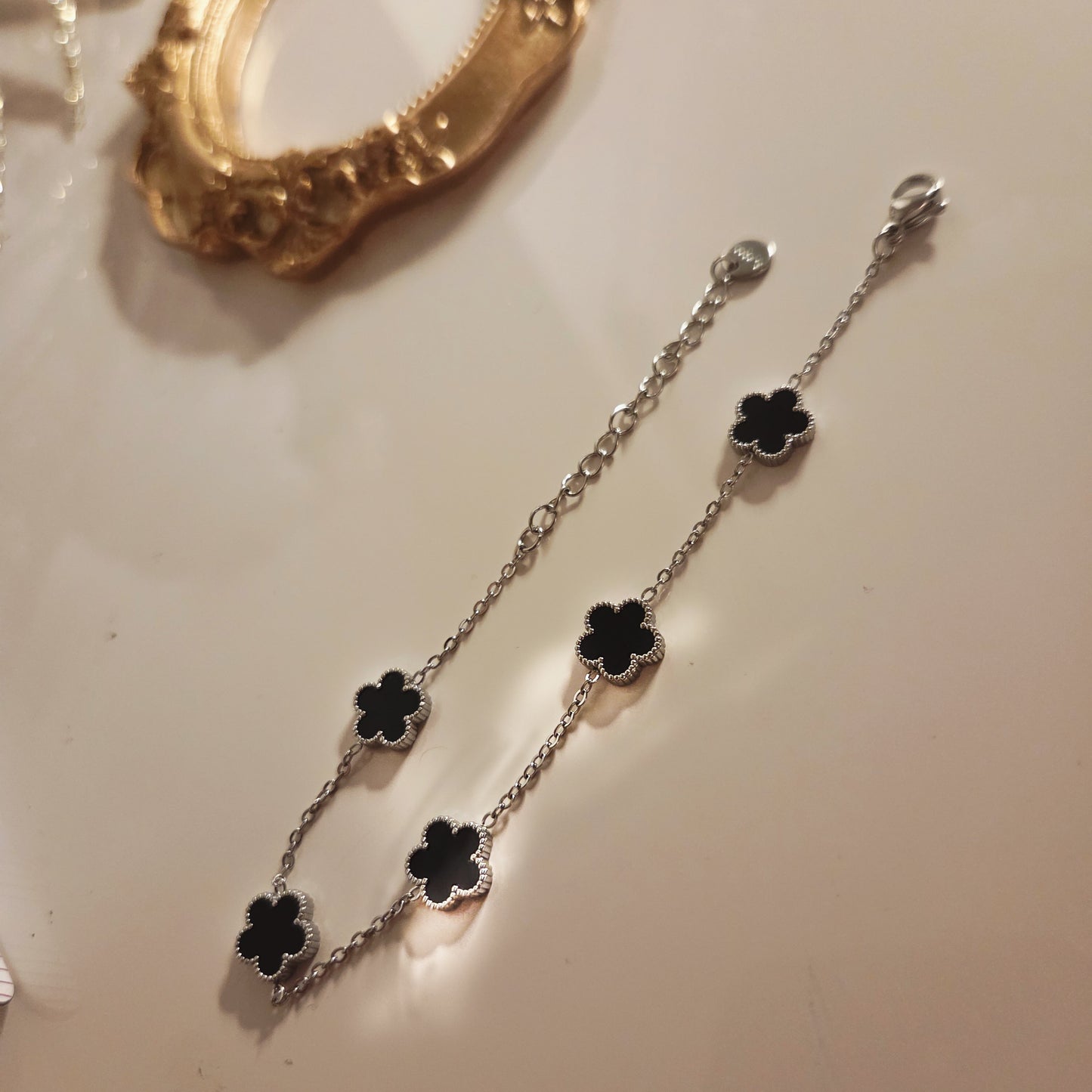 Bracelet trèfles noirs argentés – élégance intemporelle