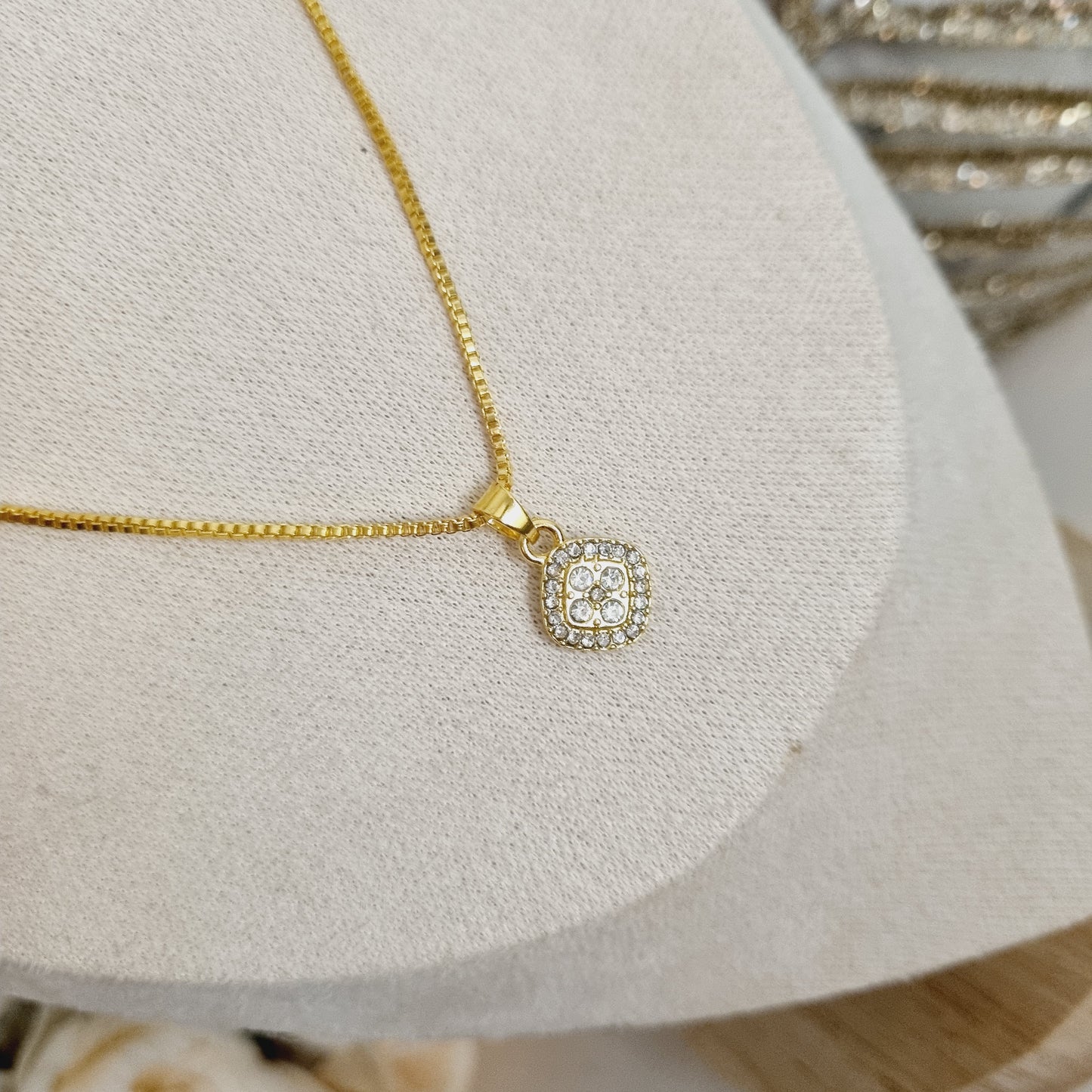 Découvrez notre collier doré avec strass, un accessoire élégant qui apportera une touche de glamour à votre tenue. Avec sa couleur or éclatante et ses strass étincelants, ce collier est parfait pour toutes les occasions, qu'elles soient formelles ou décontractées. Caractéristiques : - **Design** : Doré avec strass - **Couleur** : Or - **Ajustabilité** : Réglable pour un ajustement parfait Ajoutez ce collier sophistiqué à votre collection pour un style raffiné et intemporel.