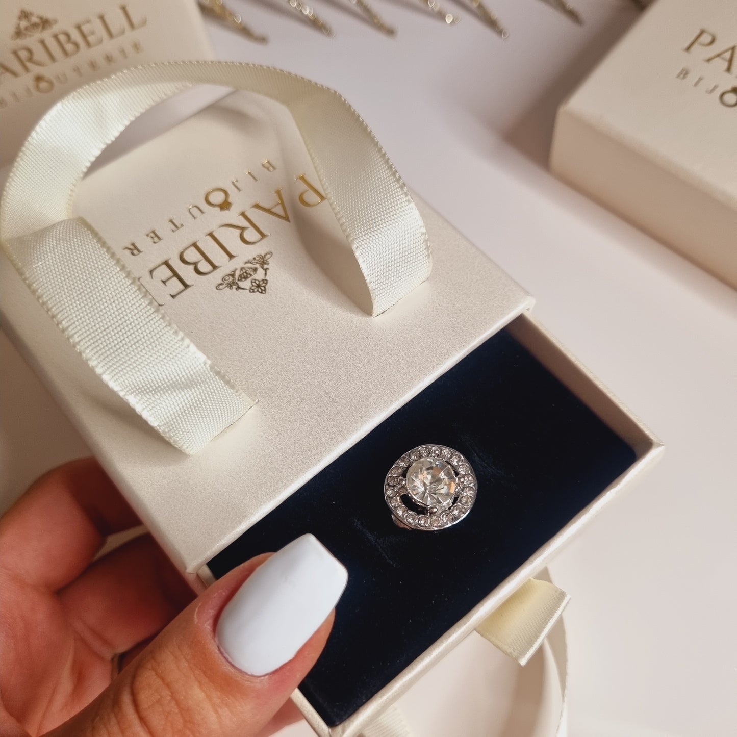 Bague argentée avec pierre et petites pierres autour